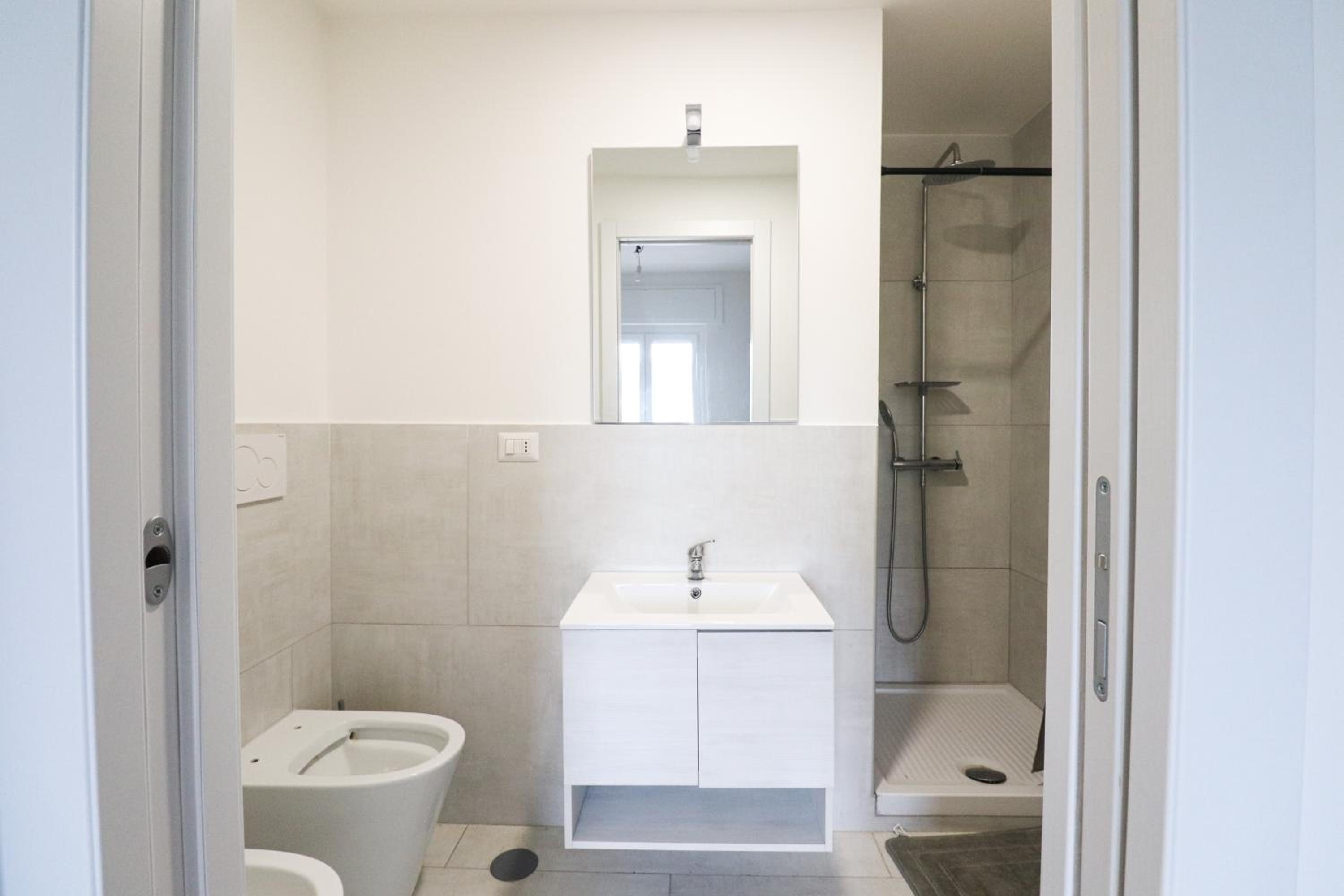Modern Deluxe 2 Suites Apartment - 15min Colosseum & Metro 5min - AC, Wifi