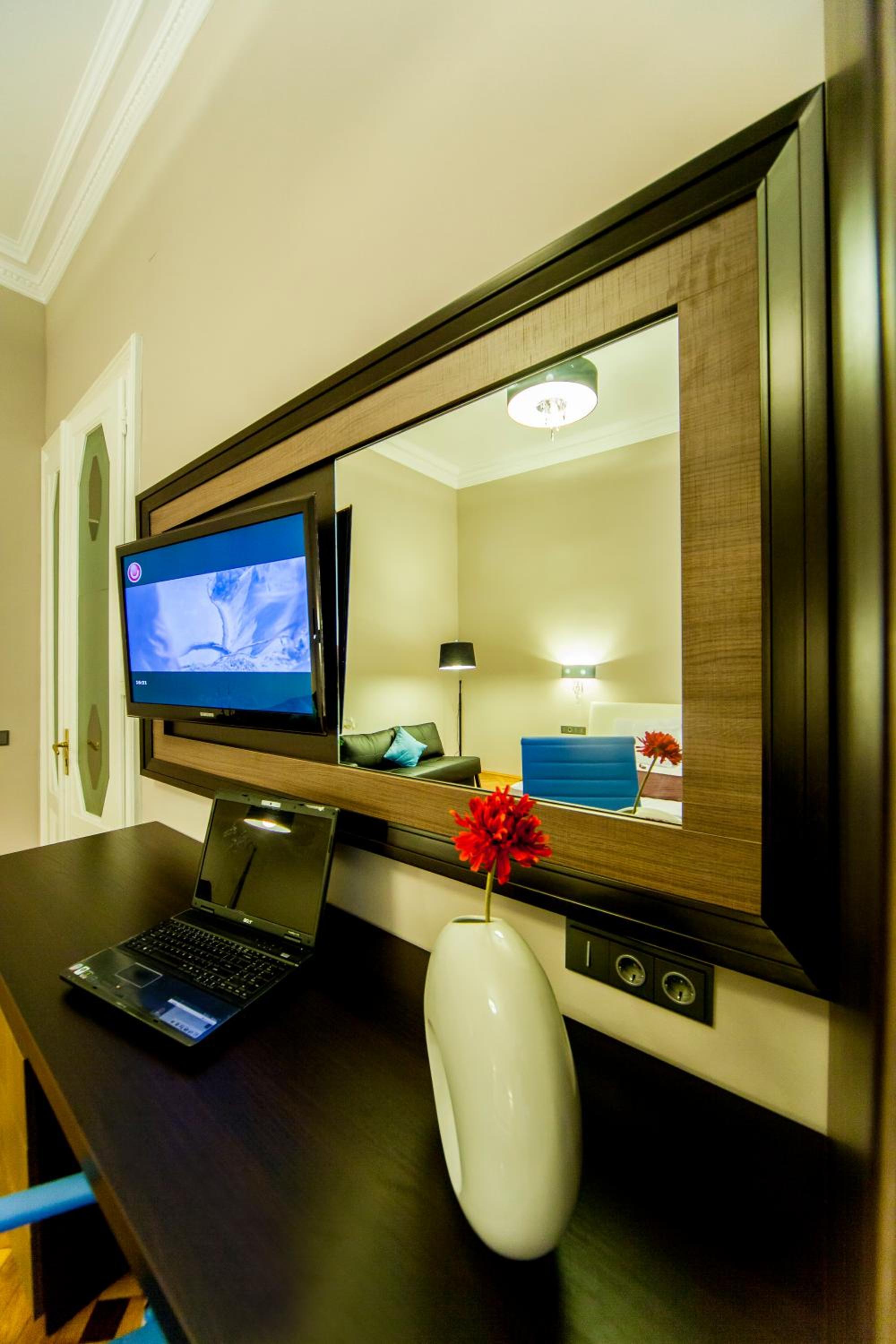 Matei Corvin Deluxe Apartment