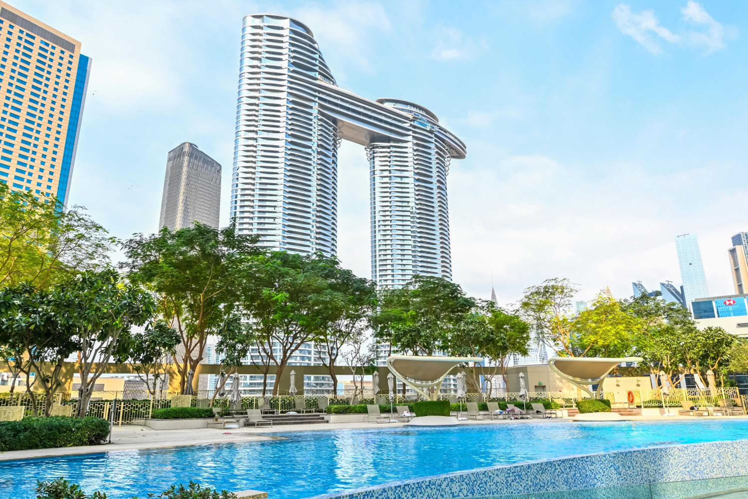 Burj Vista 2BR Luxurious Apartment with Direct Access to Dubai Mall