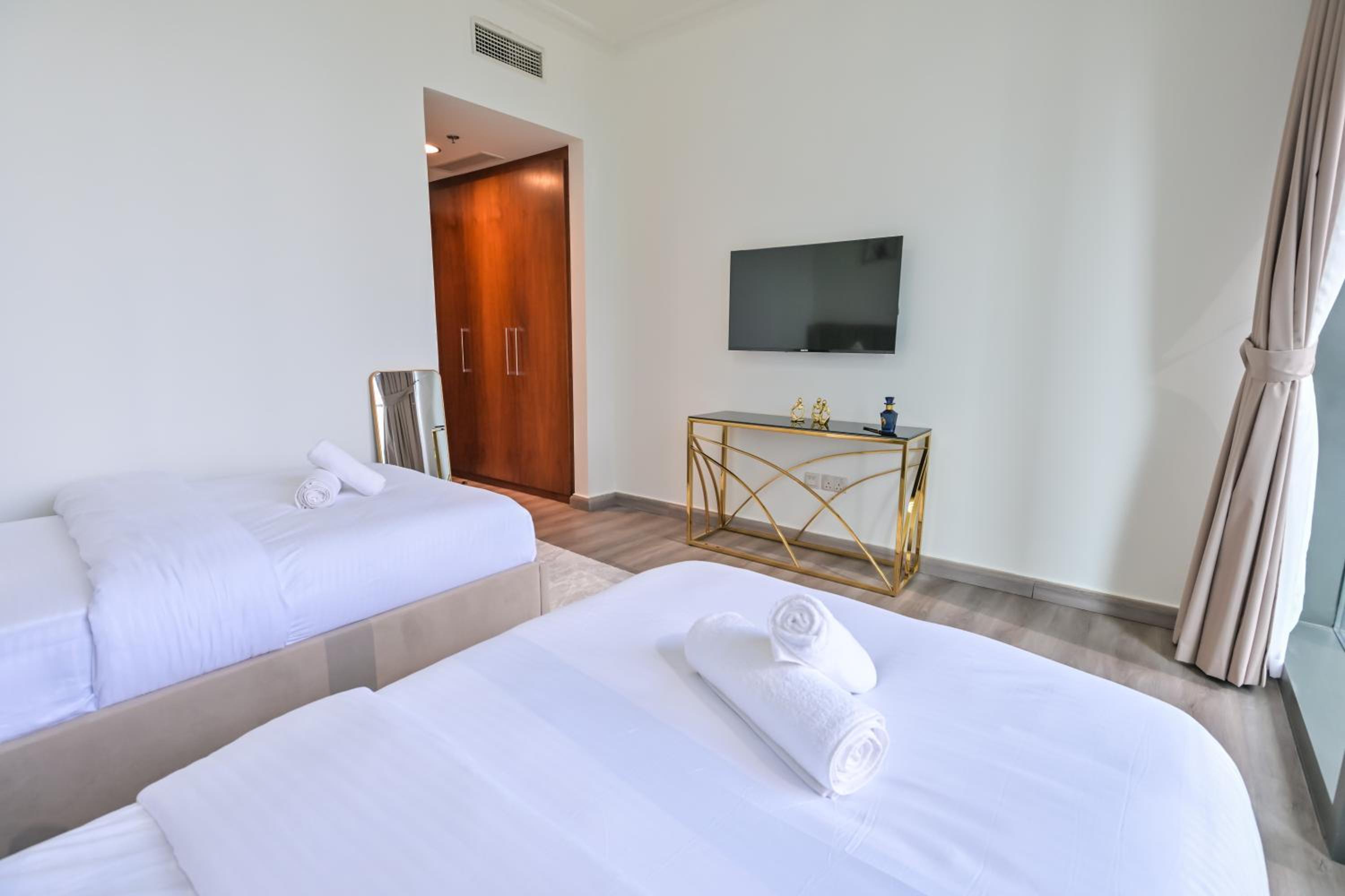 Burj Vista 2BR Luxurious Apartment with Direct Access to Dubai Mall