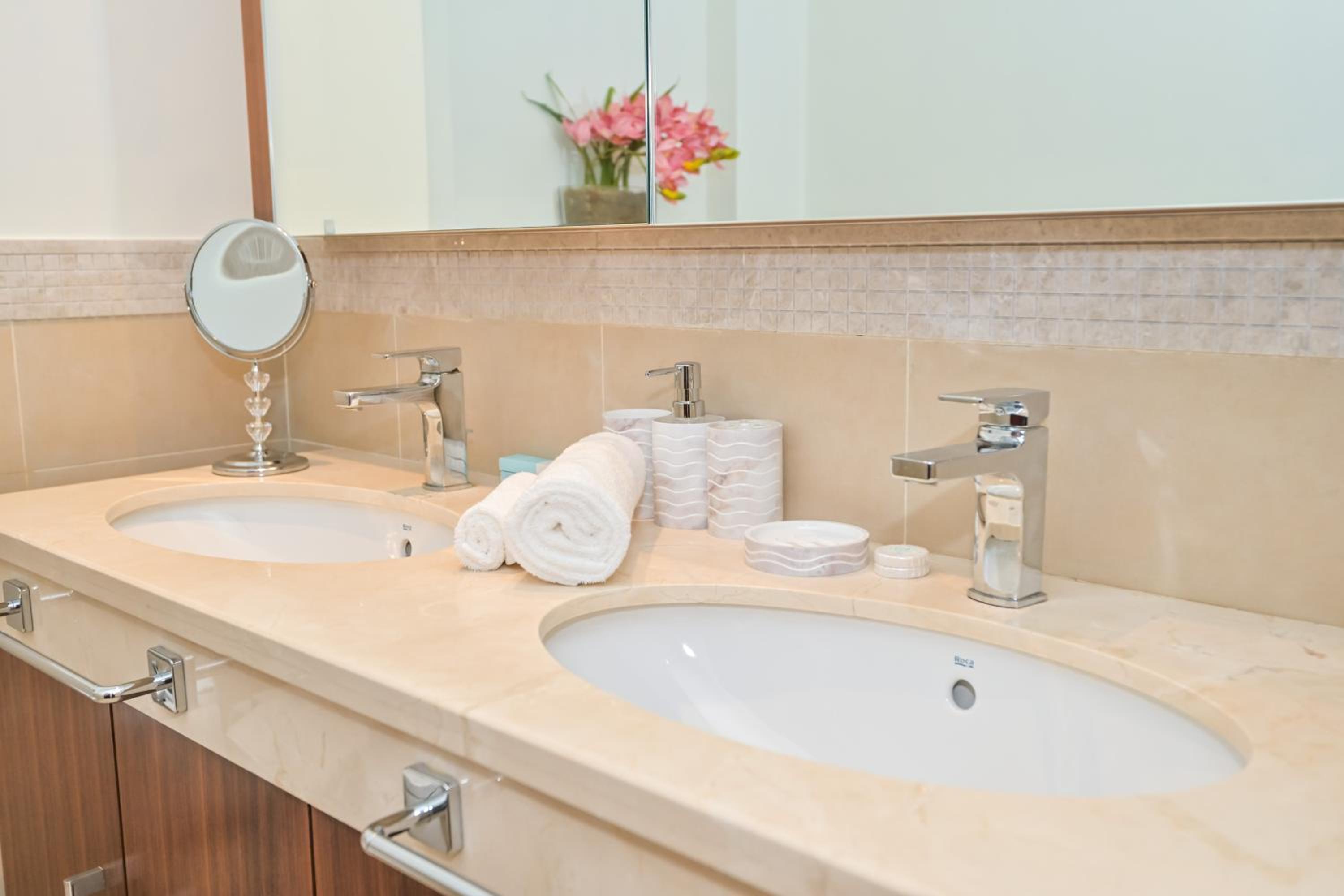 Burj Vista 2BR Luxurious Apartment with Direct Access to Dubai Mall