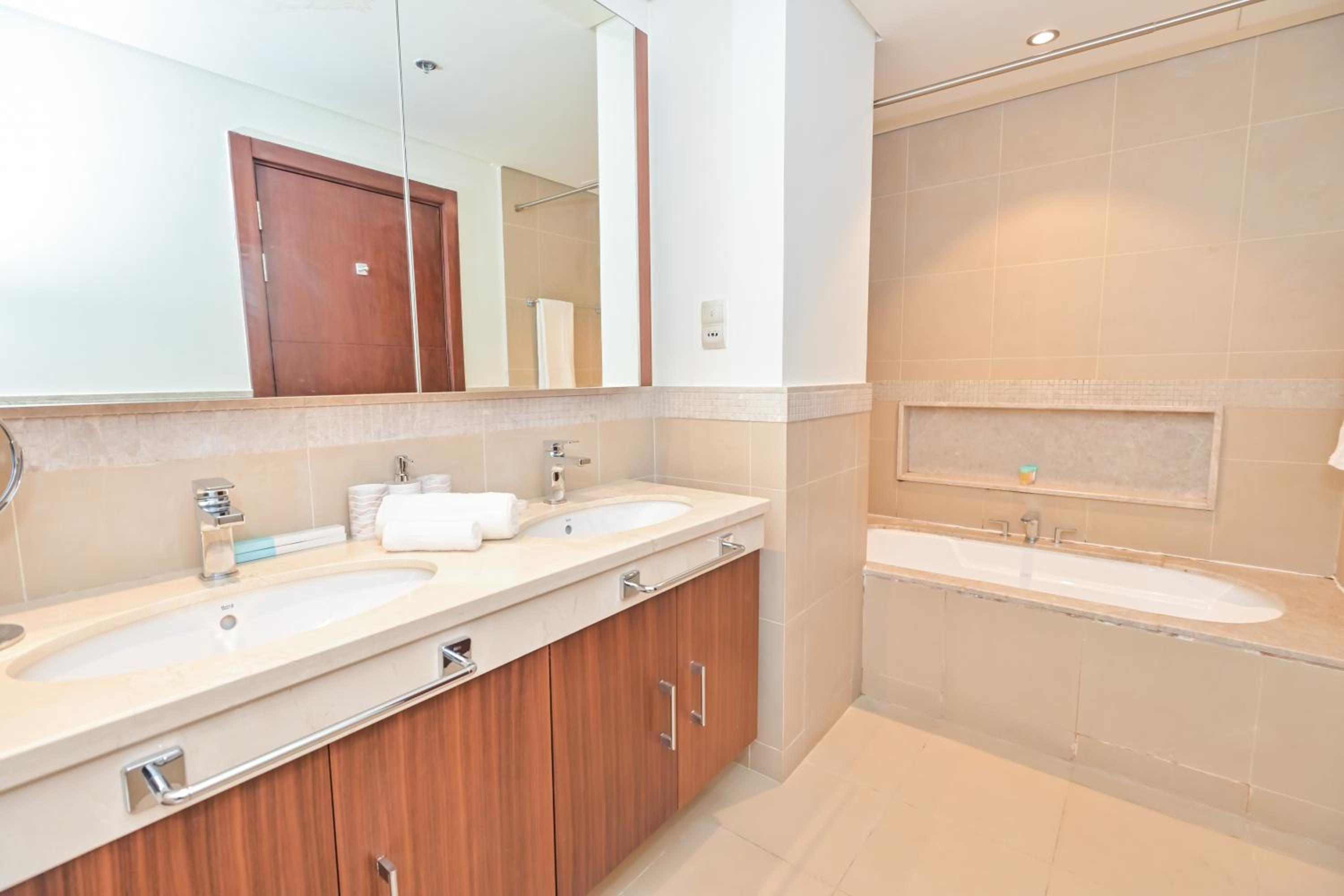 Burj Vista 2BR Luxurious Apartment with Direct Access to Dubai Mall