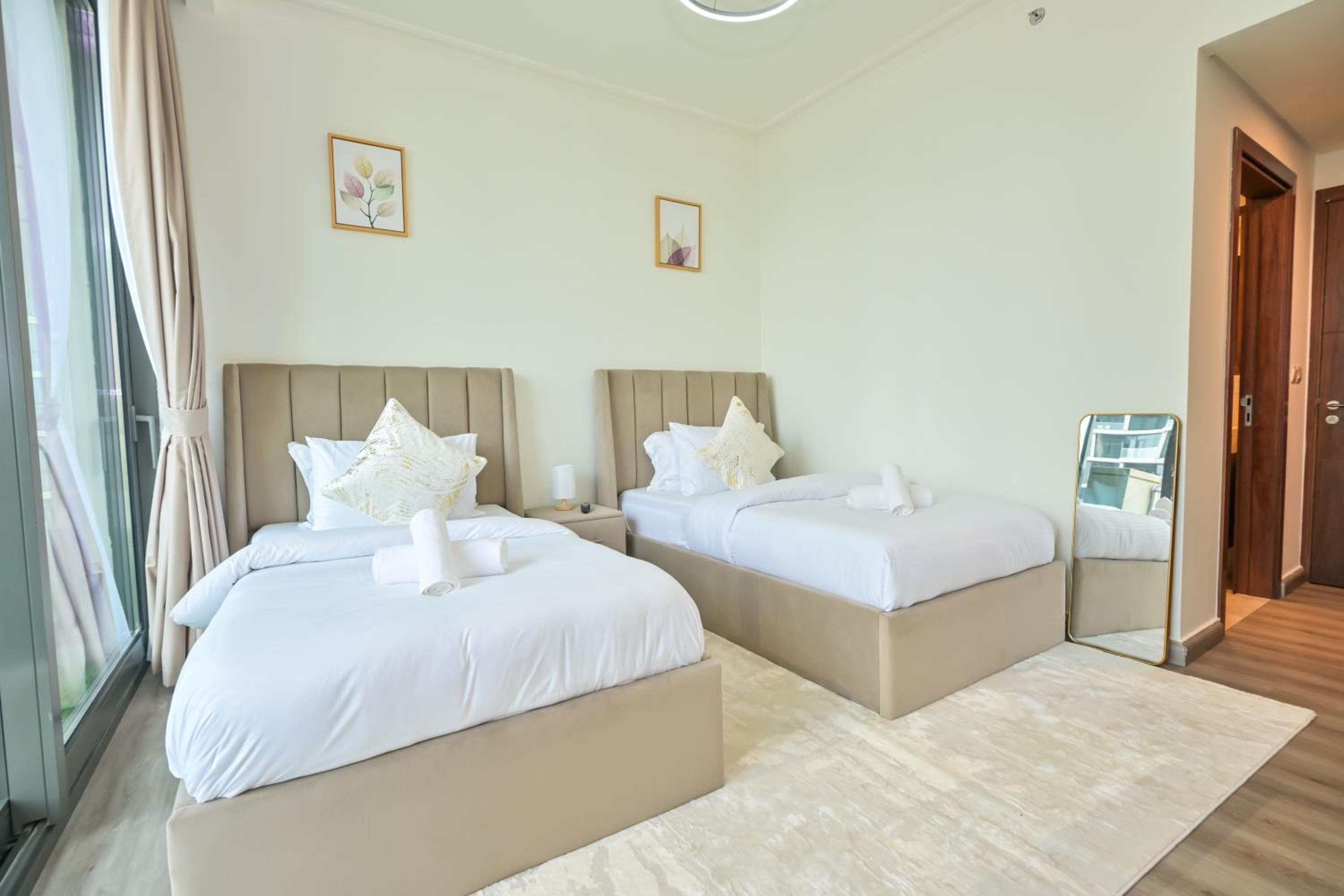 Burj Vista 2BR Luxurious Apartment with Direct Access to Dubai Mall