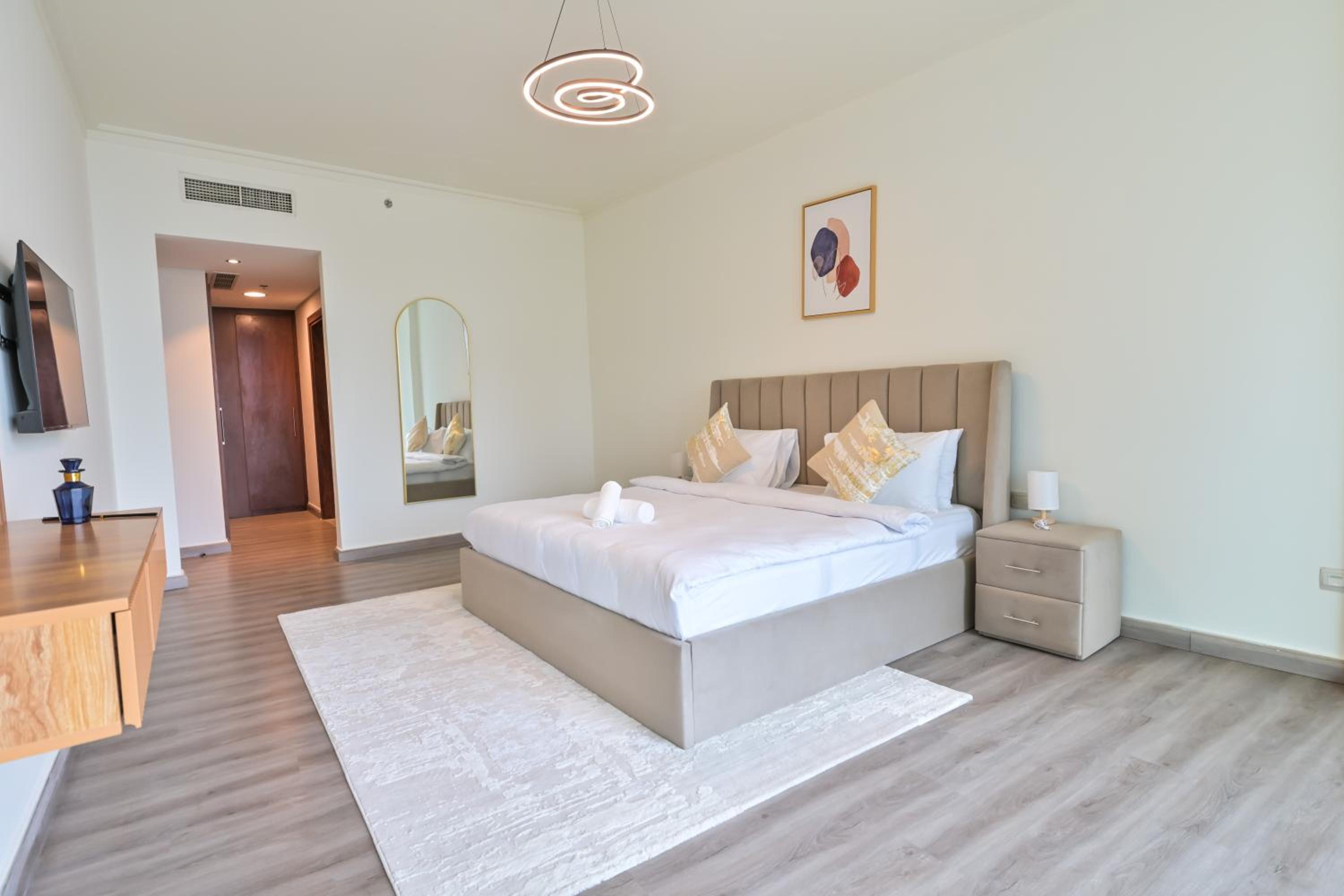 Burj Vista 2BR Luxurious Apartment with Direct Access to Dubai Mall
