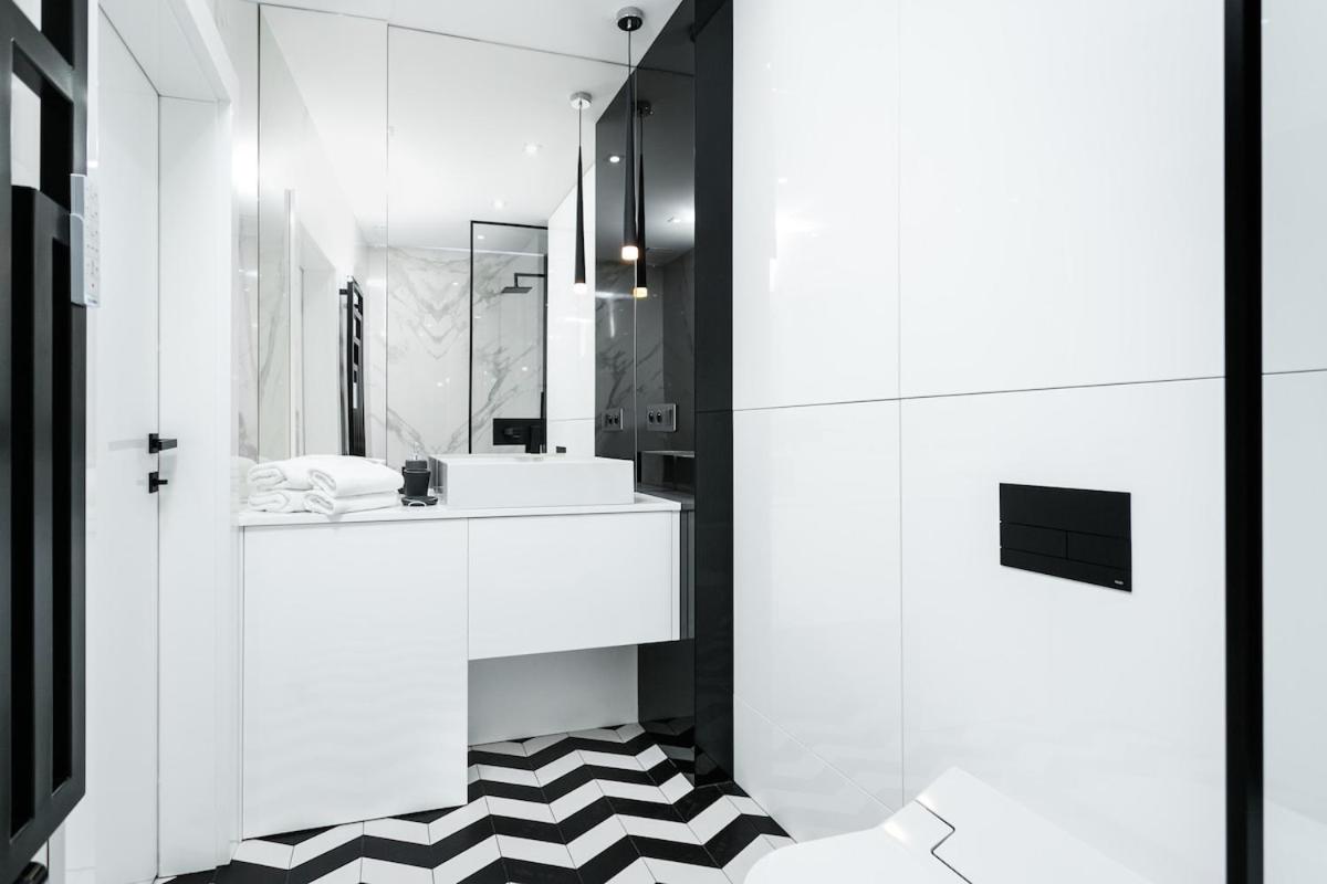 Golden Apartments Warsaw - Luxury 2-Bedroom, Mennica Residence&166