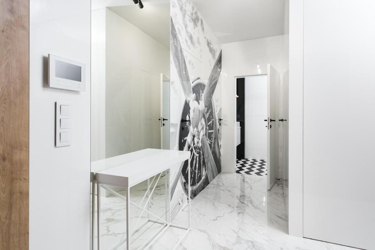 Golden Apartments Warsaw - Luxury 2-Bedroom, Mennica Residence&166