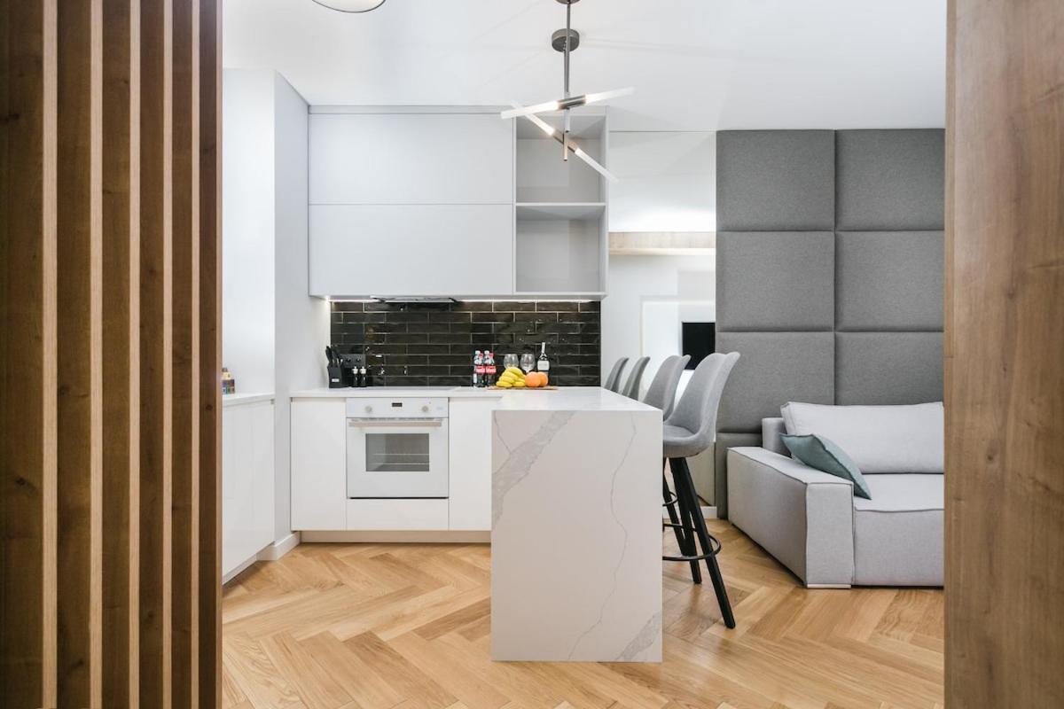 Golden Apartments Warsaw - Luxury 2-Bedroom, Mennica Residence&166