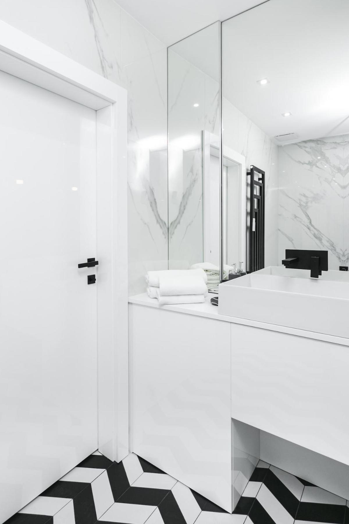 Golden Apartments Warsaw - Luxury 2-Bedroom, Mennica Residence&166