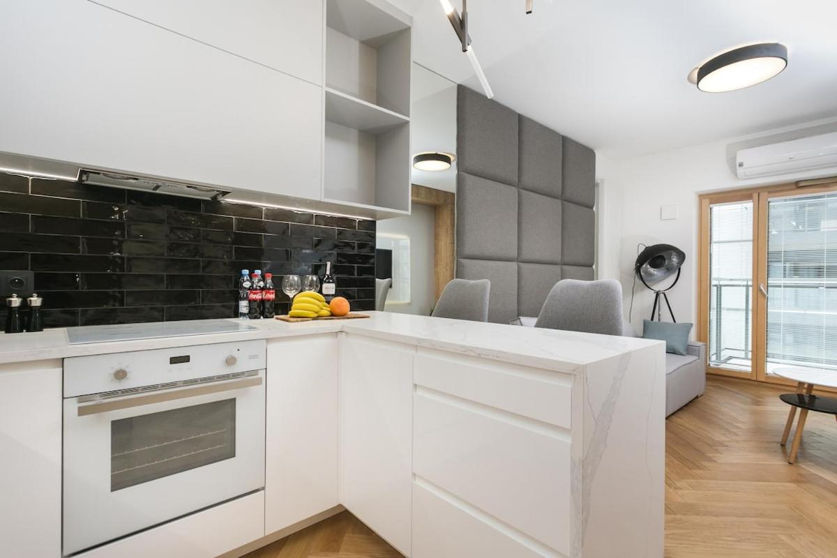 Golden Apartments Warsaw - Luxury 2-Bedroom, Mennica Residence&166