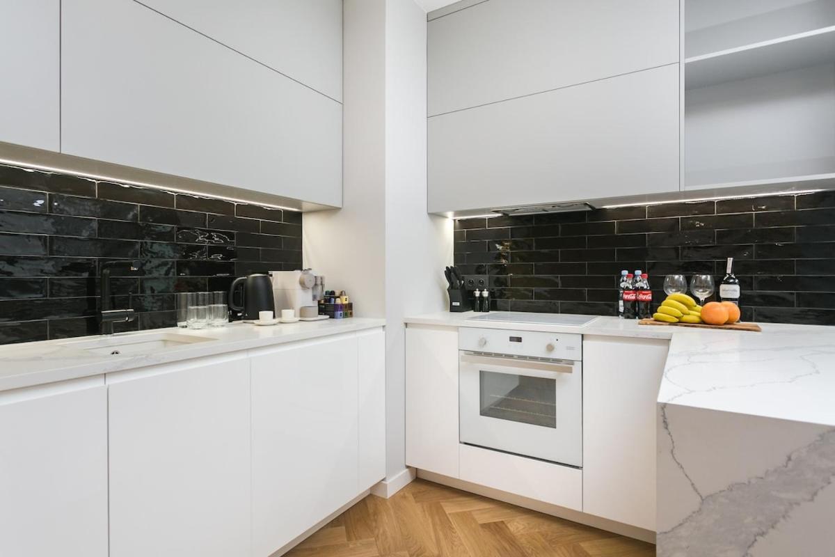 Golden Apartments Warsaw - Luxury 2-Bedroom, Mennica Residence&166