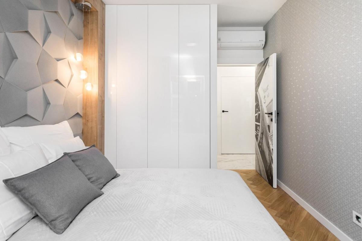 Golden Apartments Warsaw - Luxury 2-Bedroom, Mennica Residence&166