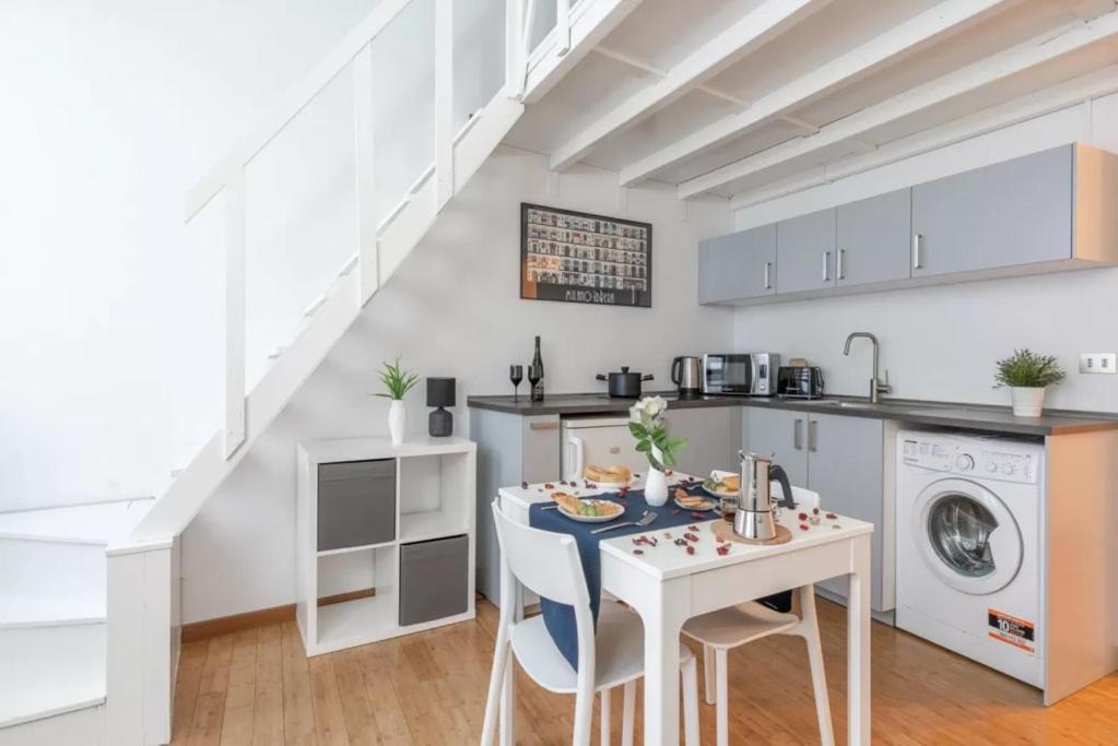 Two-room apartment San Babila Milan