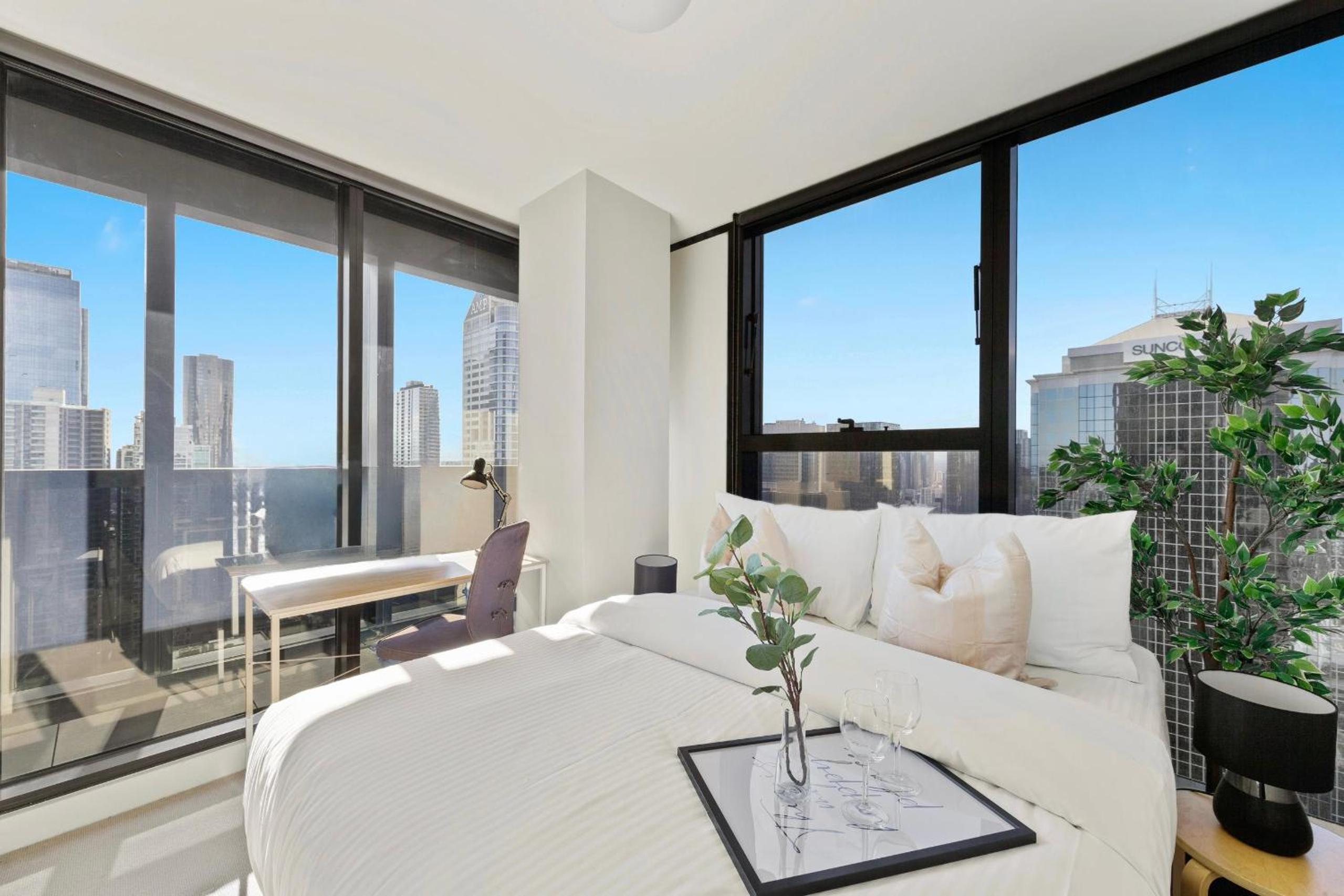 Modern 2BR on Collins Skyline Views & Parking