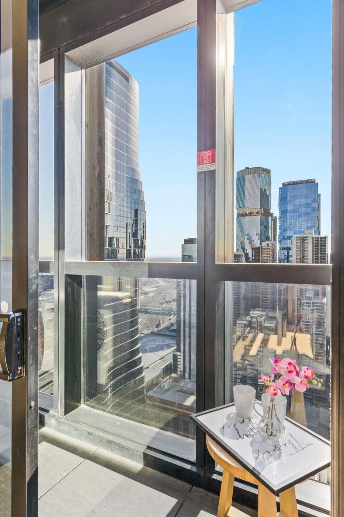Modern 2BR on Collins Skyline Views & Parking