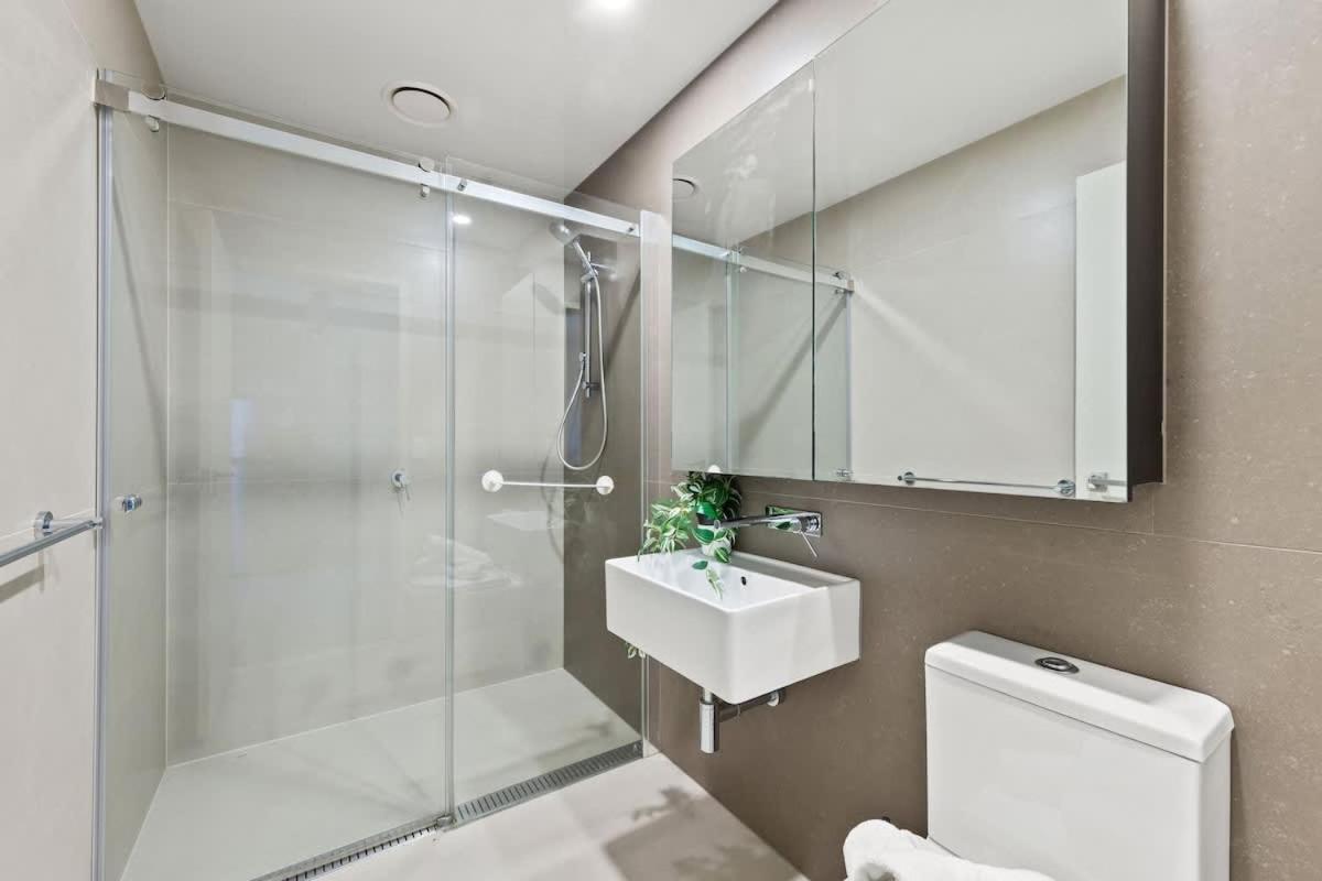 Modern 2BR on Collins Skyline Views & Parking