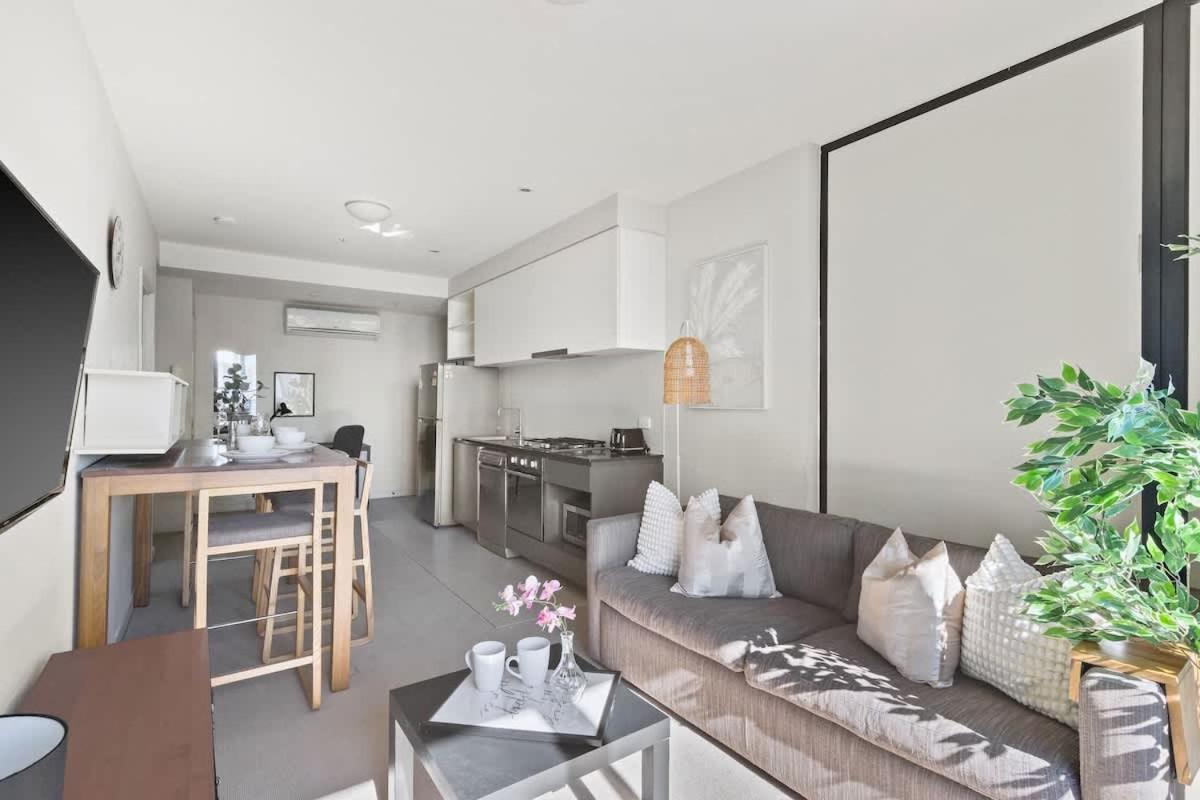 Modern 2BR on Collins Skyline Views & Parking
