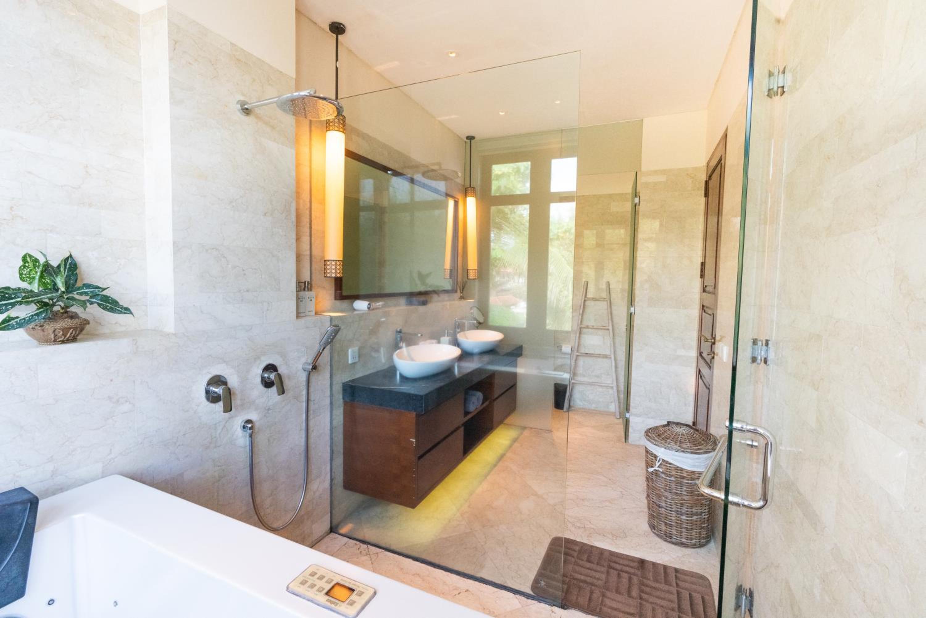 Villa Rosita Oceanfront Villa with Private Chef in Bali