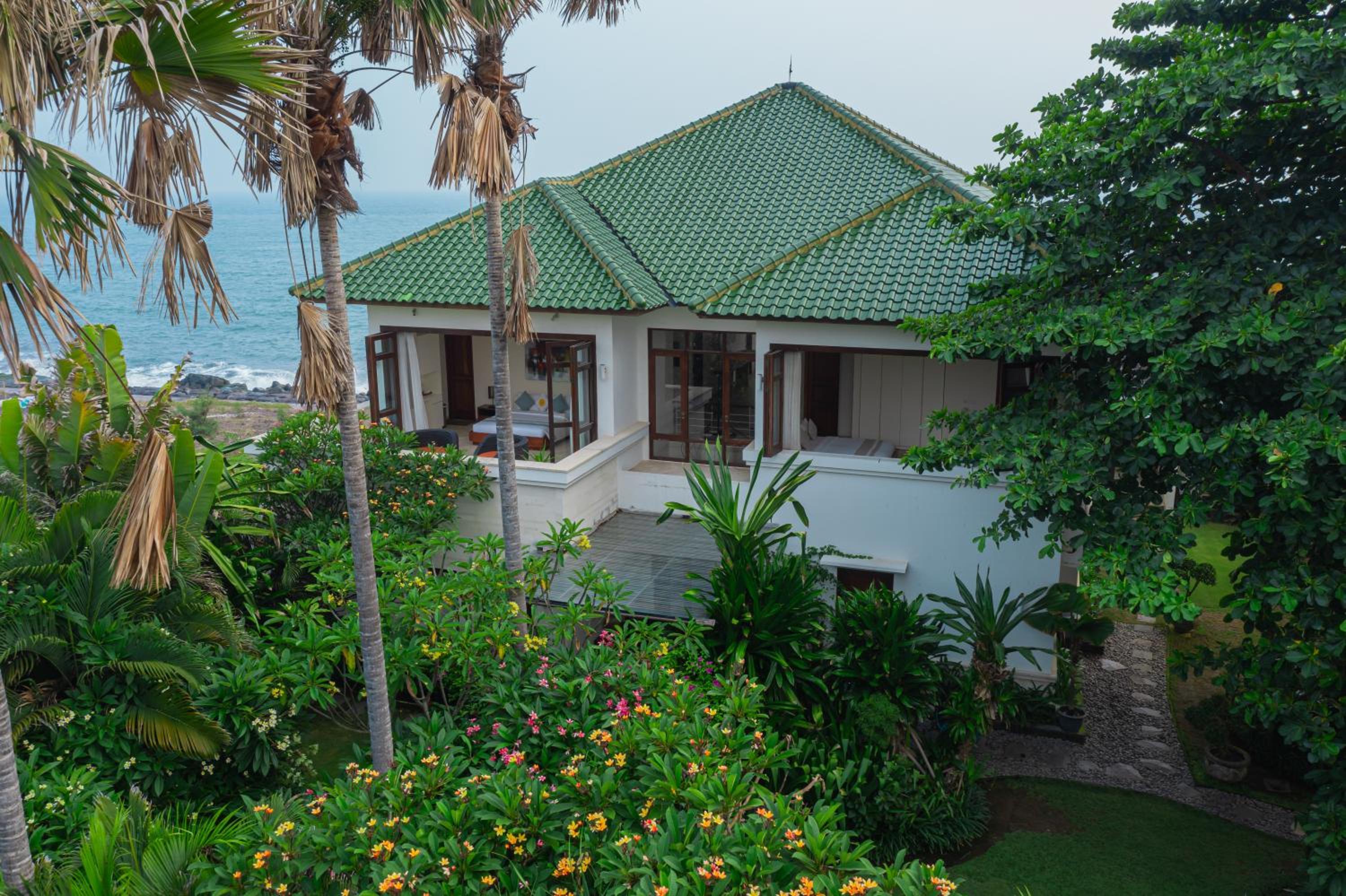 Villa Rosita Oceanfront Villa with Private Chef in Bali
