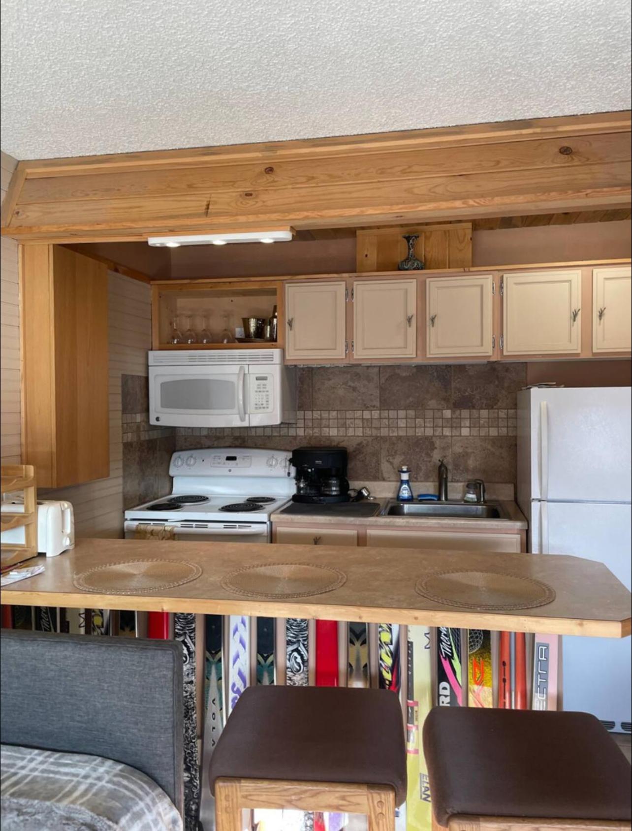 Riverfront Retreat Just 7 Minutes from the Resort, with a Hot Tub and Pool walk to downtown