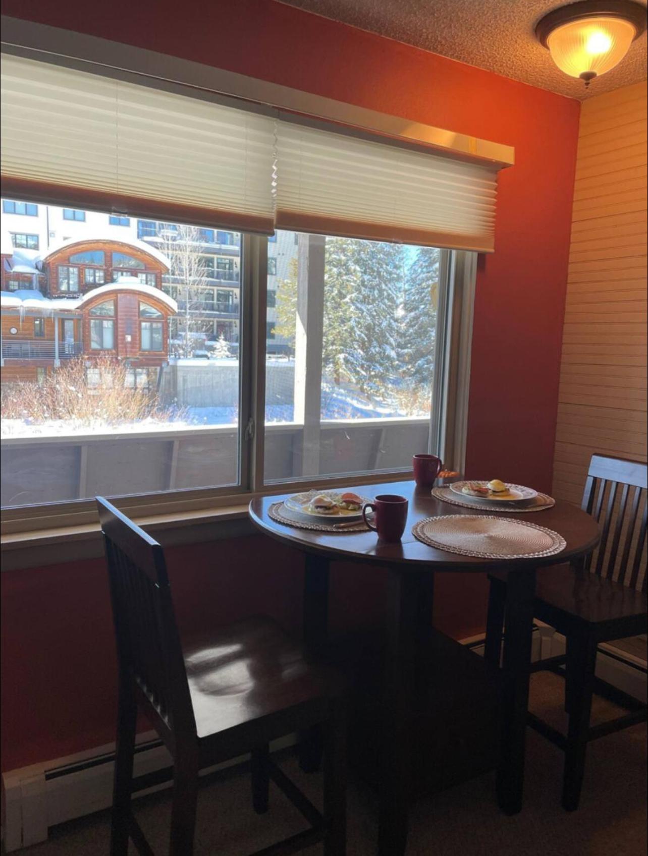 Riverfront Retreat Just 7 Minutes from the Resort, with a Hot Tub and Pool walk to downtown