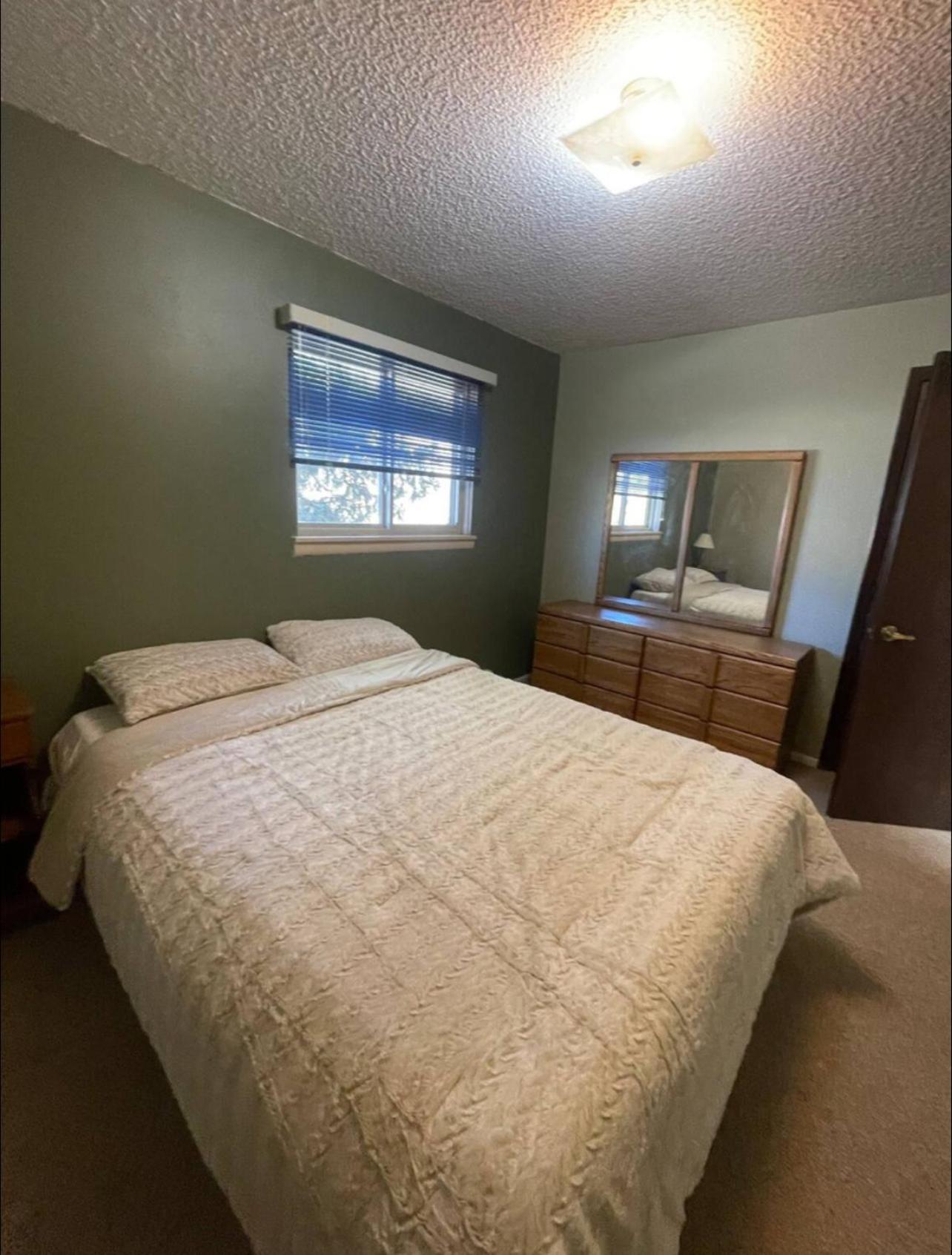 Riverfront Retreat Just 7 Minutes from the Resort, with a Hot Tub and Pool walk to downtown