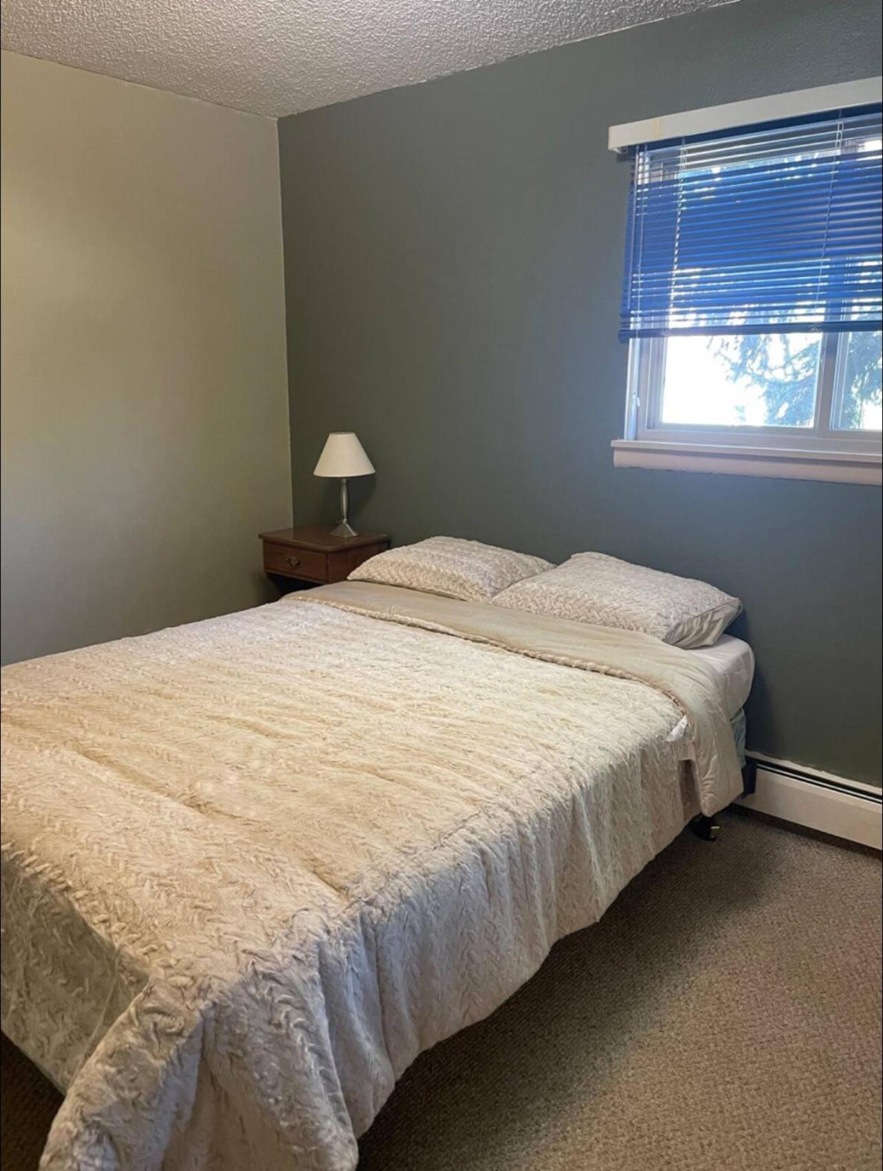 Riverfront Retreat Just 7 Minutes from the Resort, with a Hot Tub and Pool walk to downtown