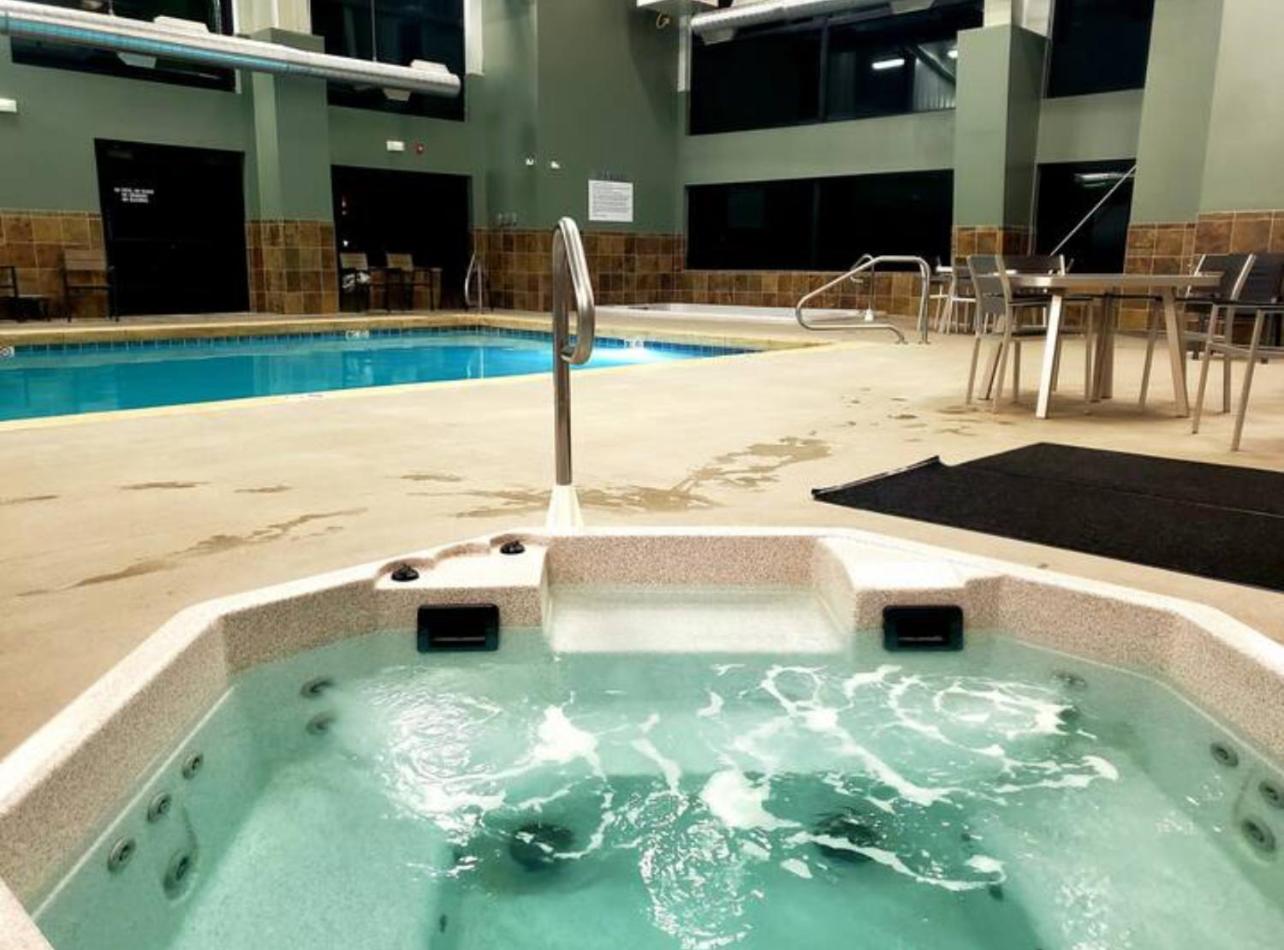 Riverfront Retreat Just 7 Minutes from the Resort, with a Hot Tub and Pool walk to downtown