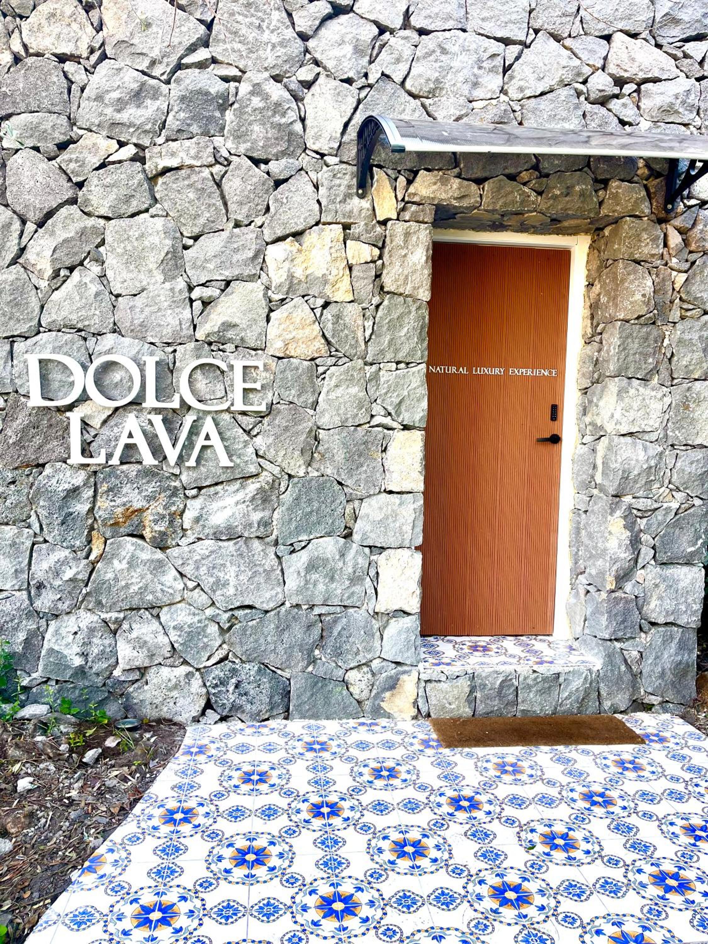 Dolce Lava - Luxury LavaStone Suite