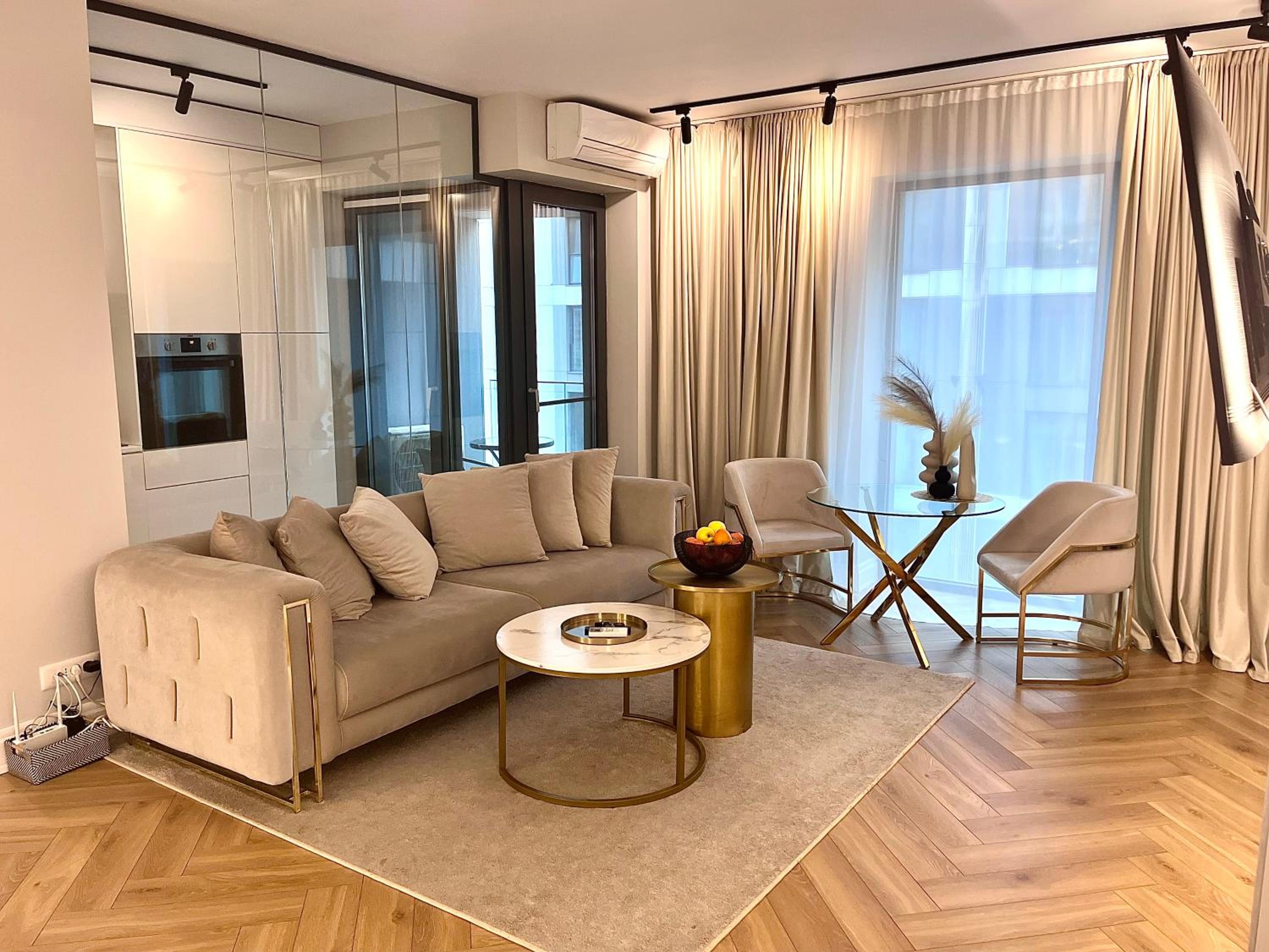 FLH Golden Elegance - Balcony, Garage & King Bed close to Therme and Airport