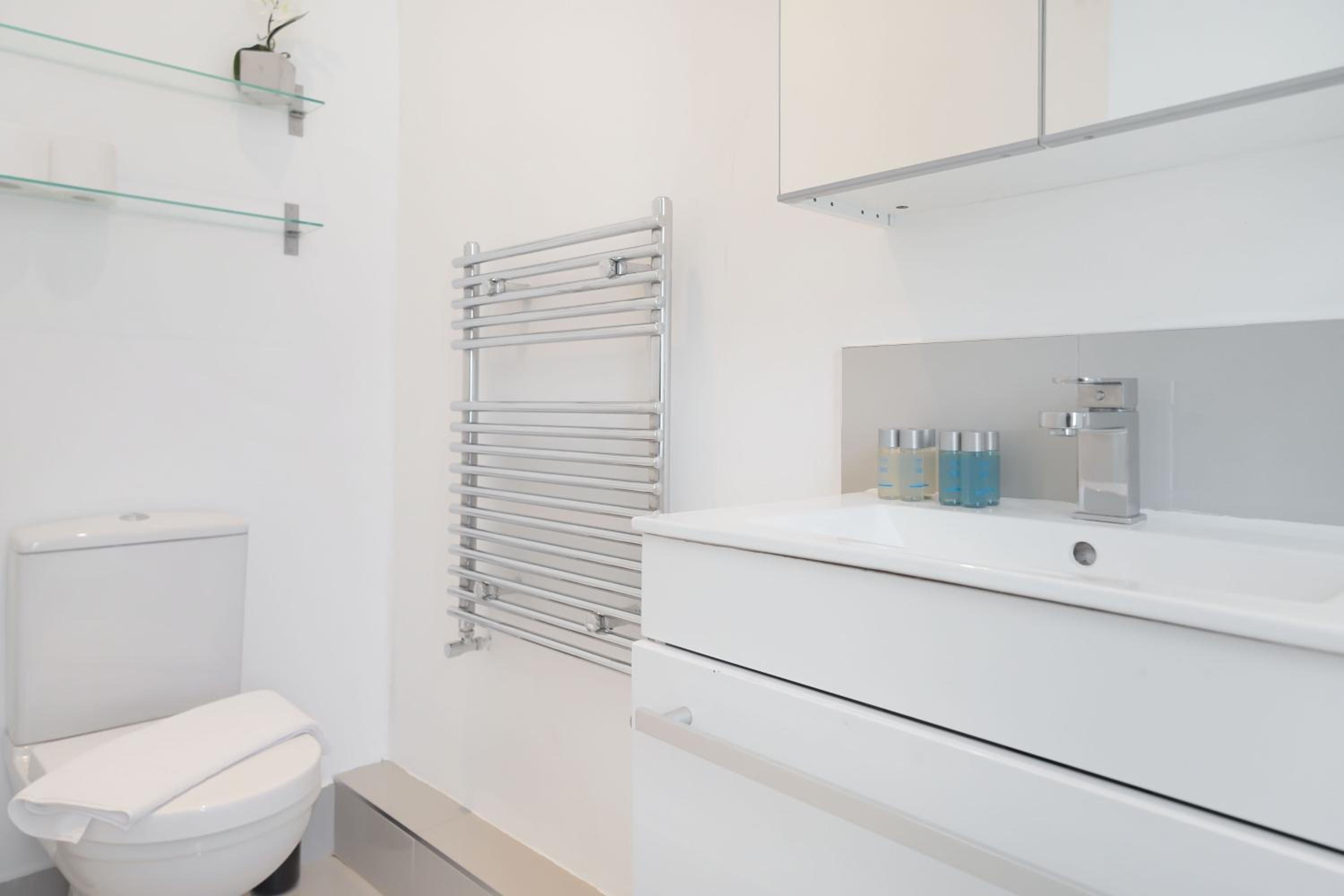 Chic 1 Bed Terrace Apartment in Notting Hill FREE WIFI by City Stay Aparts London