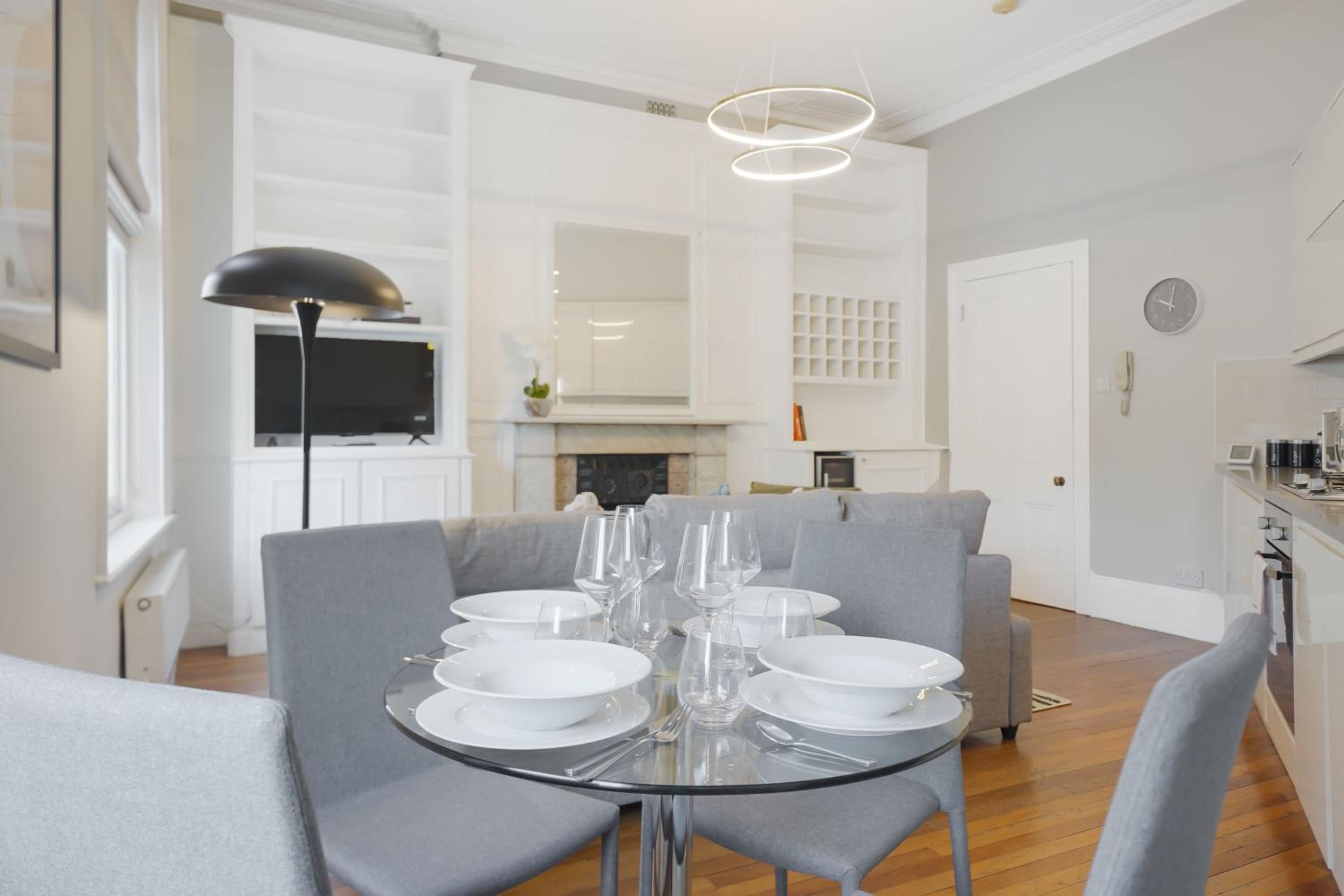 Chic 1 Bed Terrace Apartment in Notting Hill FREE WIFI by City Stay Aparts London