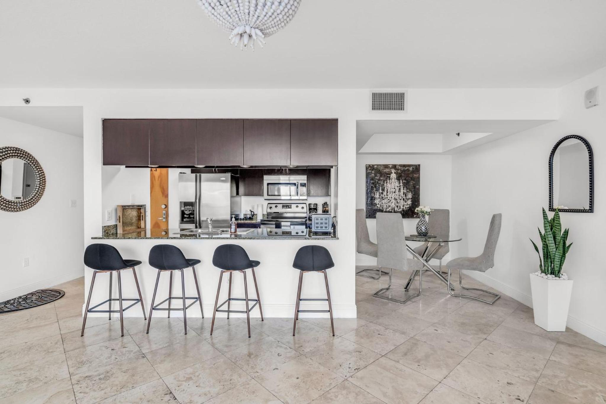Best views, 2 balconies, 2 bedrooms, pool, gym, parking