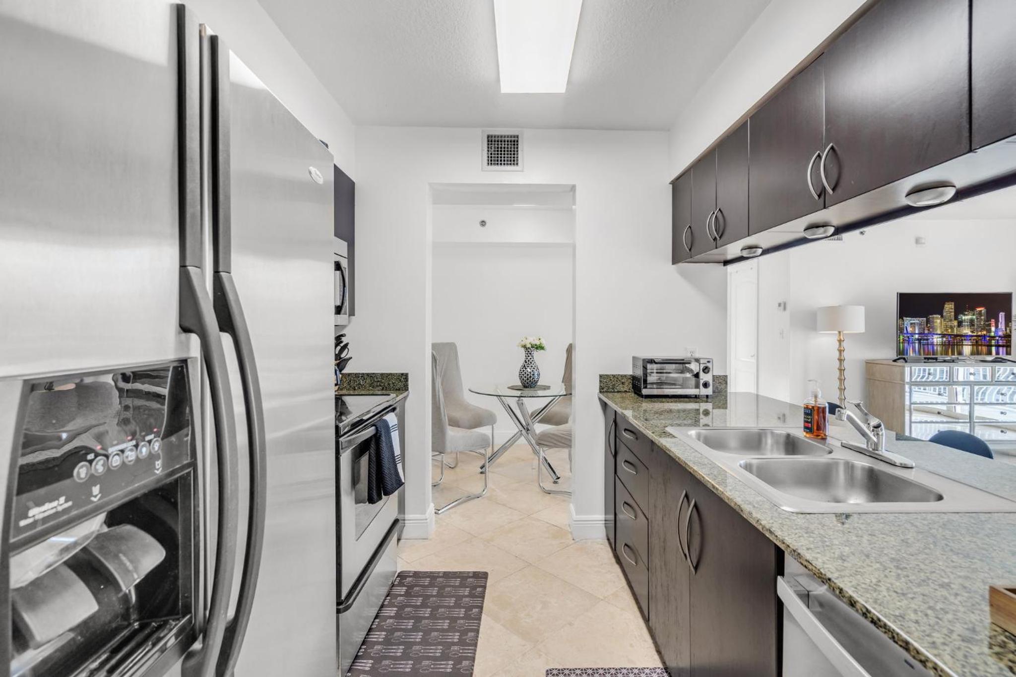 Best views, 2 balconies, 2 bedrooms, pool, gym, parking