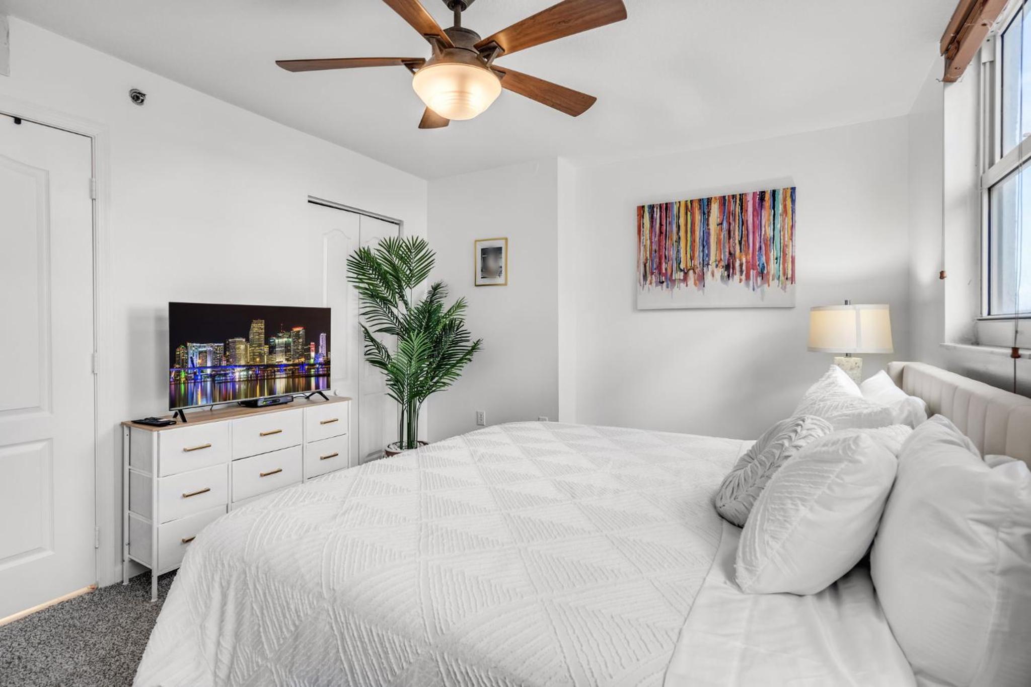 Best views, 2 balconies, 2 bedrooms, pool, gym, parking