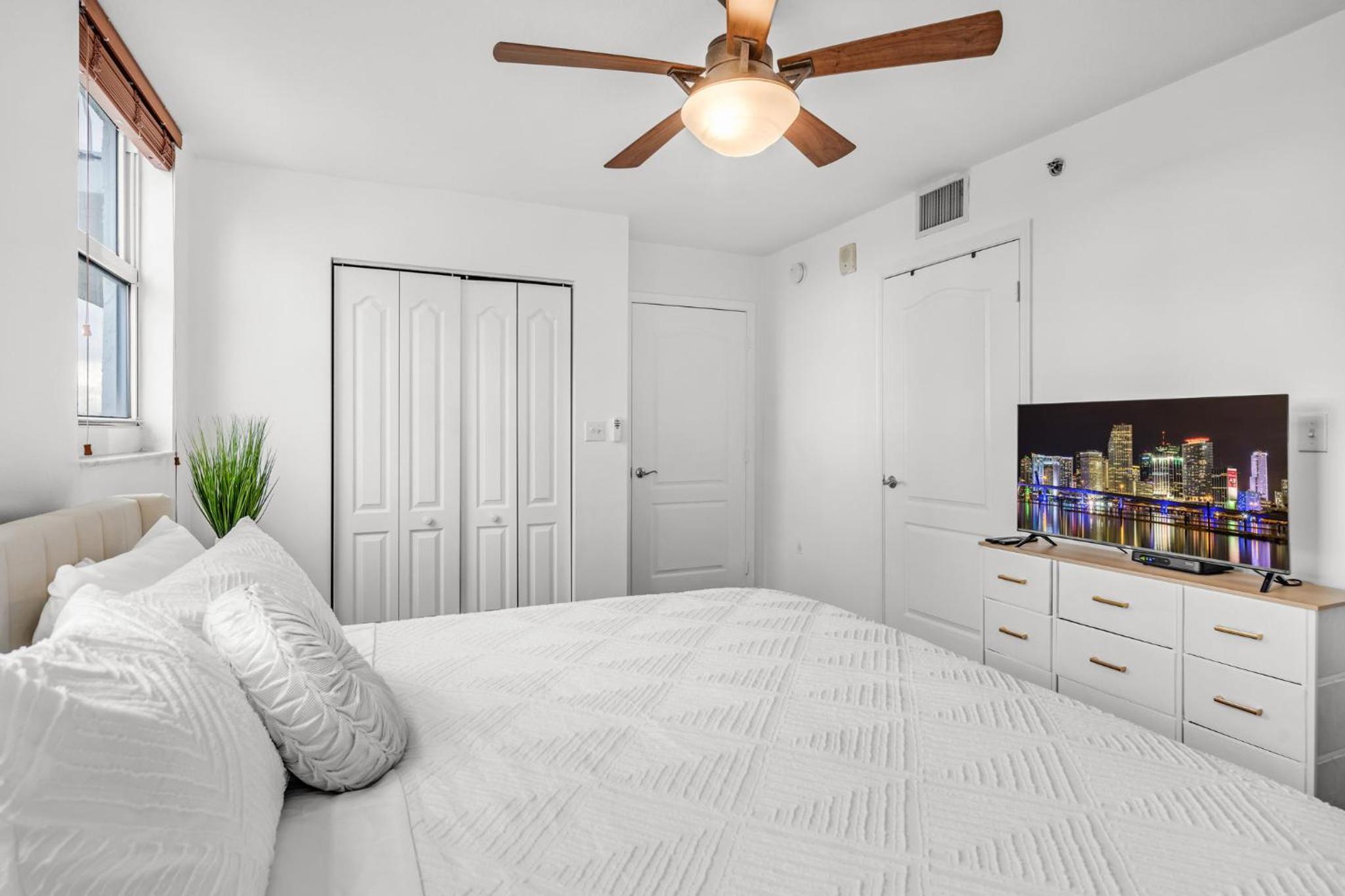Best views, 2 balconies, 2 bedrooms, pool, gym, parking