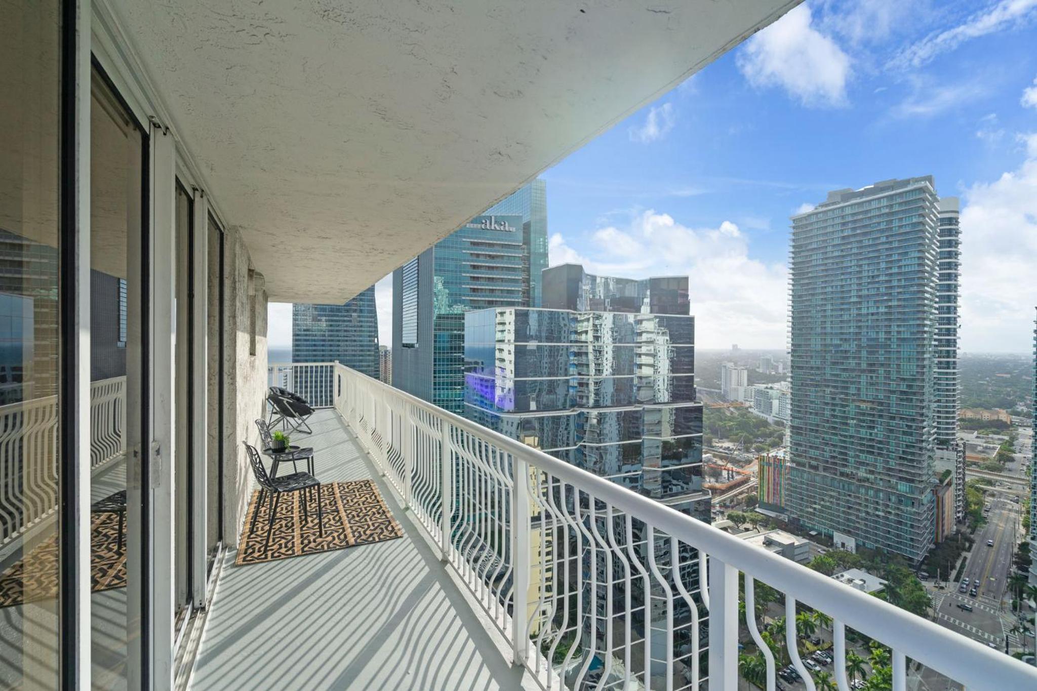 Best views, 2 balconies, 2 bedrooms, pool, gym, parking