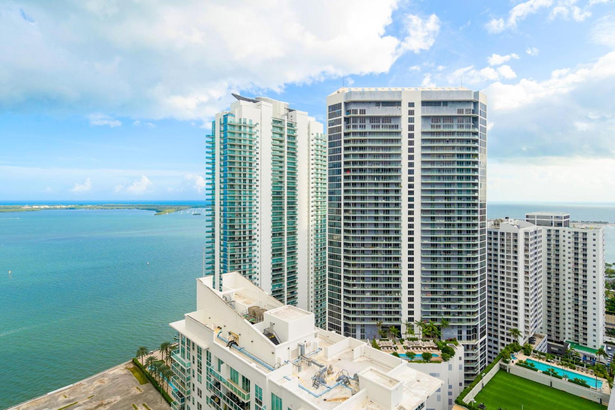 Best views, 2 balconies, 2 bedrooms, pool, gym, parking