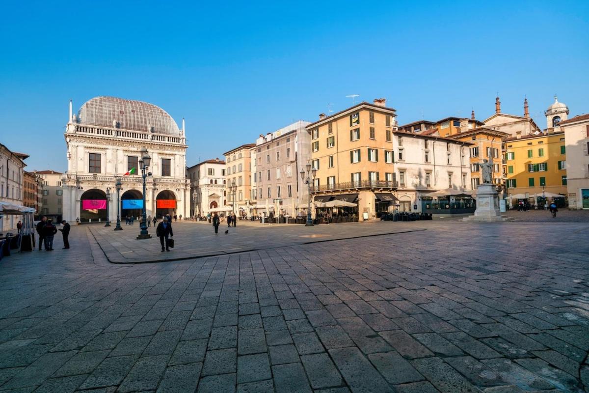 HOST4U - LOGGIA Square Apartment in Brescia City Center Piazza della Loggia & Piazza Vittoria