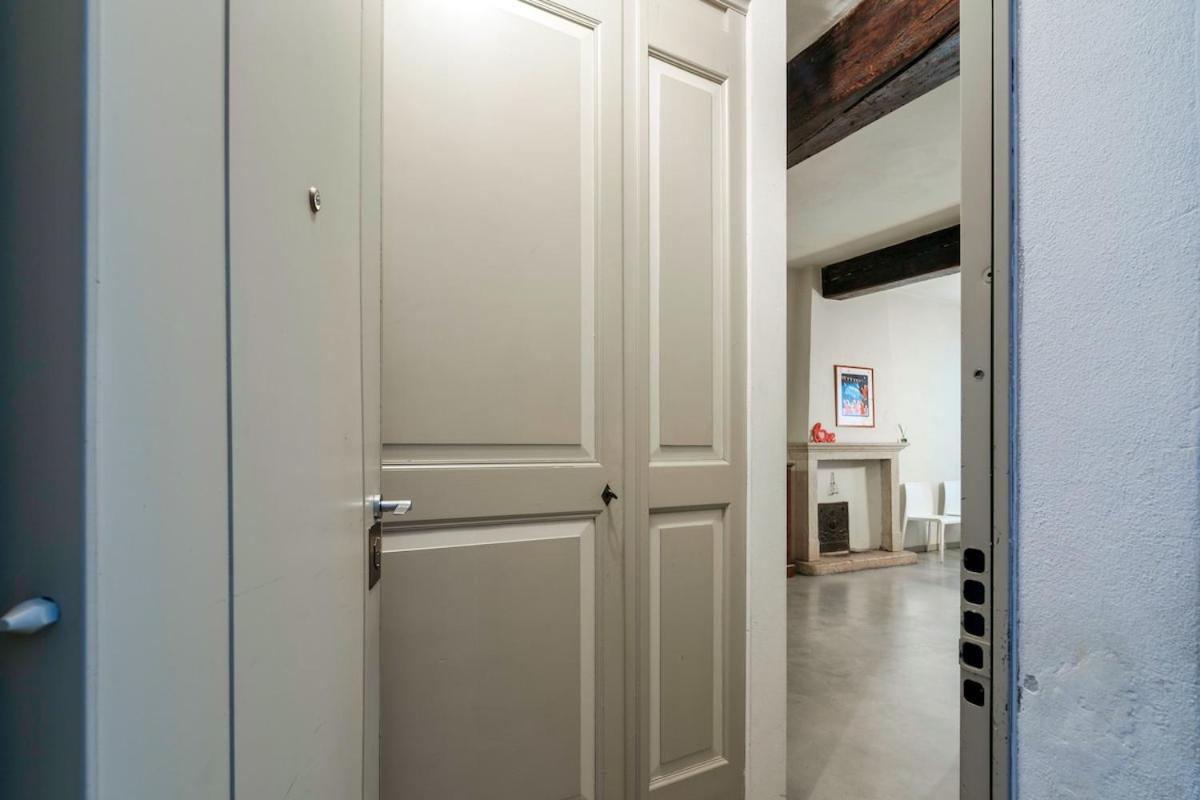 HOST4U - LOGGIA Square Apartment in Brescia City Center Piazza della Loggia & Piazza Vittoria