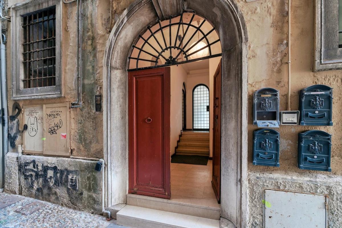 HOST4U - LOGGIA Square Apartment in Brescia City Center Piazza della Loggia & Piazza Vittoria