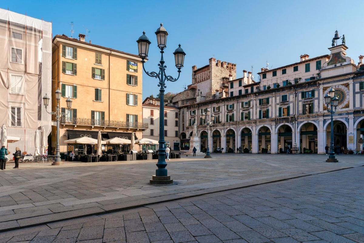 HOST4U - LOGGIA Square Apartment in Brescia City Center Piazza della Loggia & Piazza Vittoria