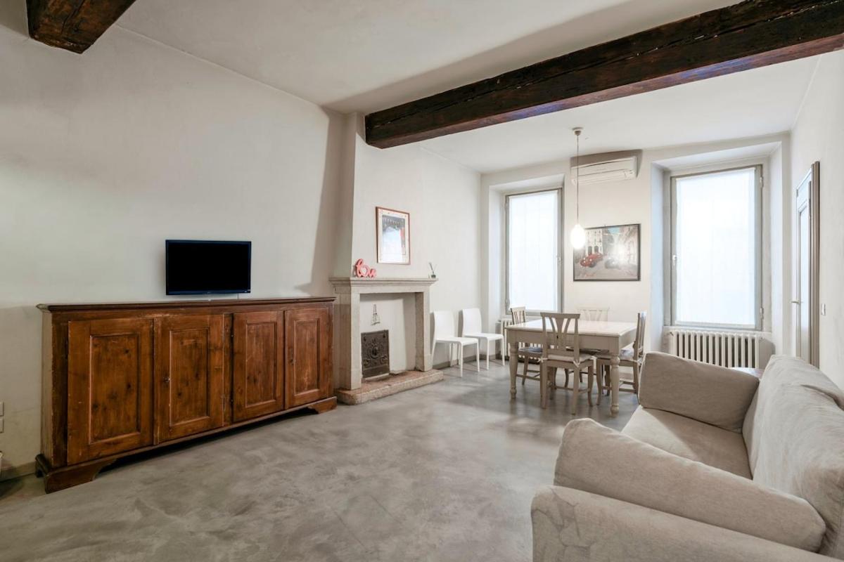 HOST4U - LOGGIA Square Apartment in Brescia City Center Piazza della Loggia & Piazza Vittoria