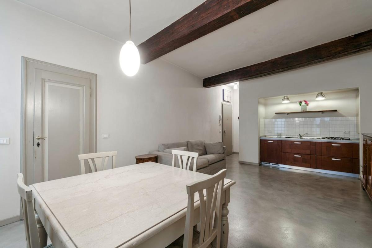 HOST4U - LOGGIA Square Apartment in Brescia City Center Piazza della Loggia & Piazza Vittoria