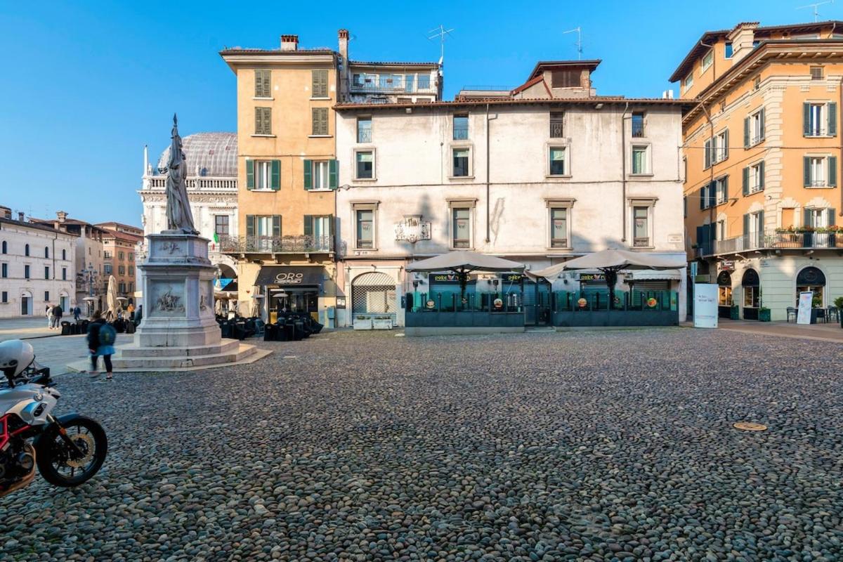 HOST4U - LOGGIA Square Apartment in Brescia City Center Piazza della Loggia & Piazza Vittoria