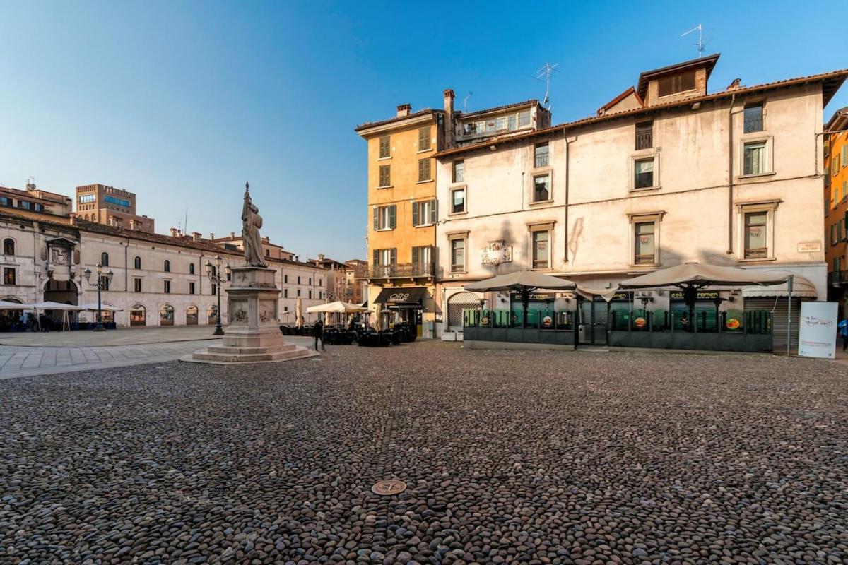 HOST4U - LOGGIA Square Apartment in Brescia City Center Piazza della Loggia & Piazza Vittoria