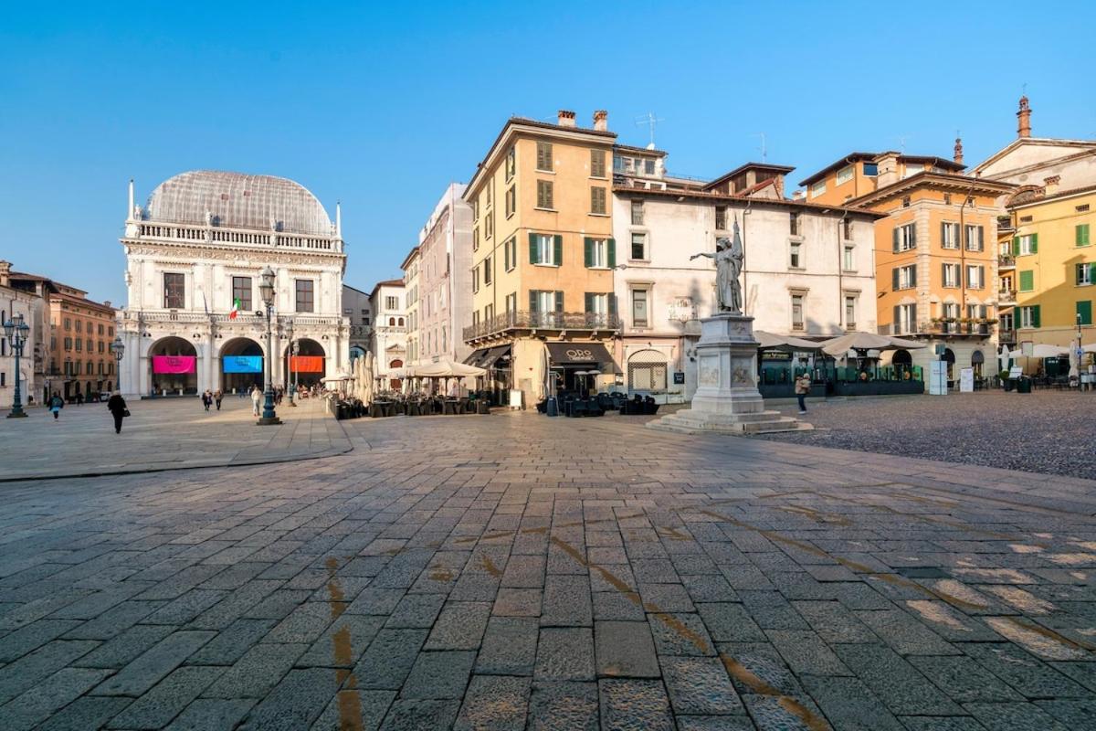 HOST4U - LOGGIA Square Apartment in Brescia City Center Piazza della Loggia & Piazza Vittoria