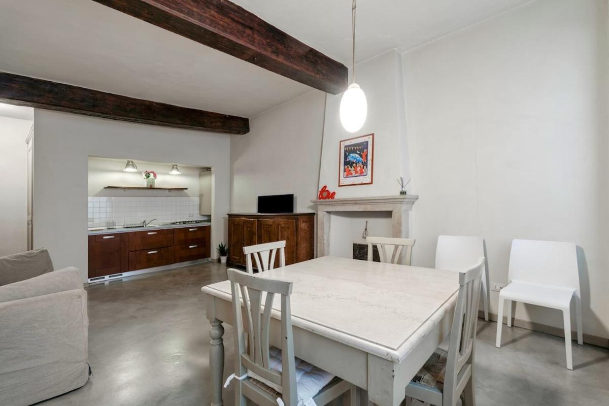 HOST4U - LOGGIA Square Apartment in Brescia City Center Piazza della Loggia & Piazza Vittoria