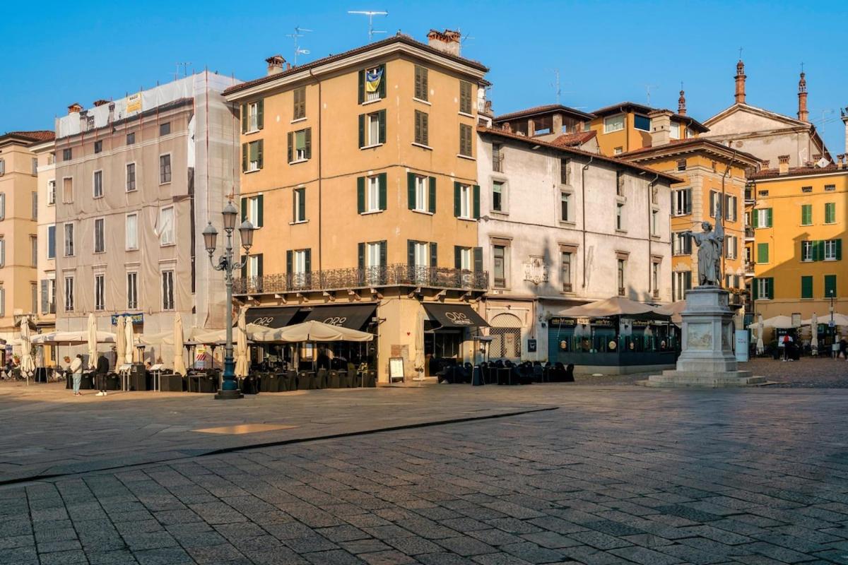 HOST4U - LOGGIA Square Apartment in Brescia City Center Piazza della Loggia & Piazza Vittoria
