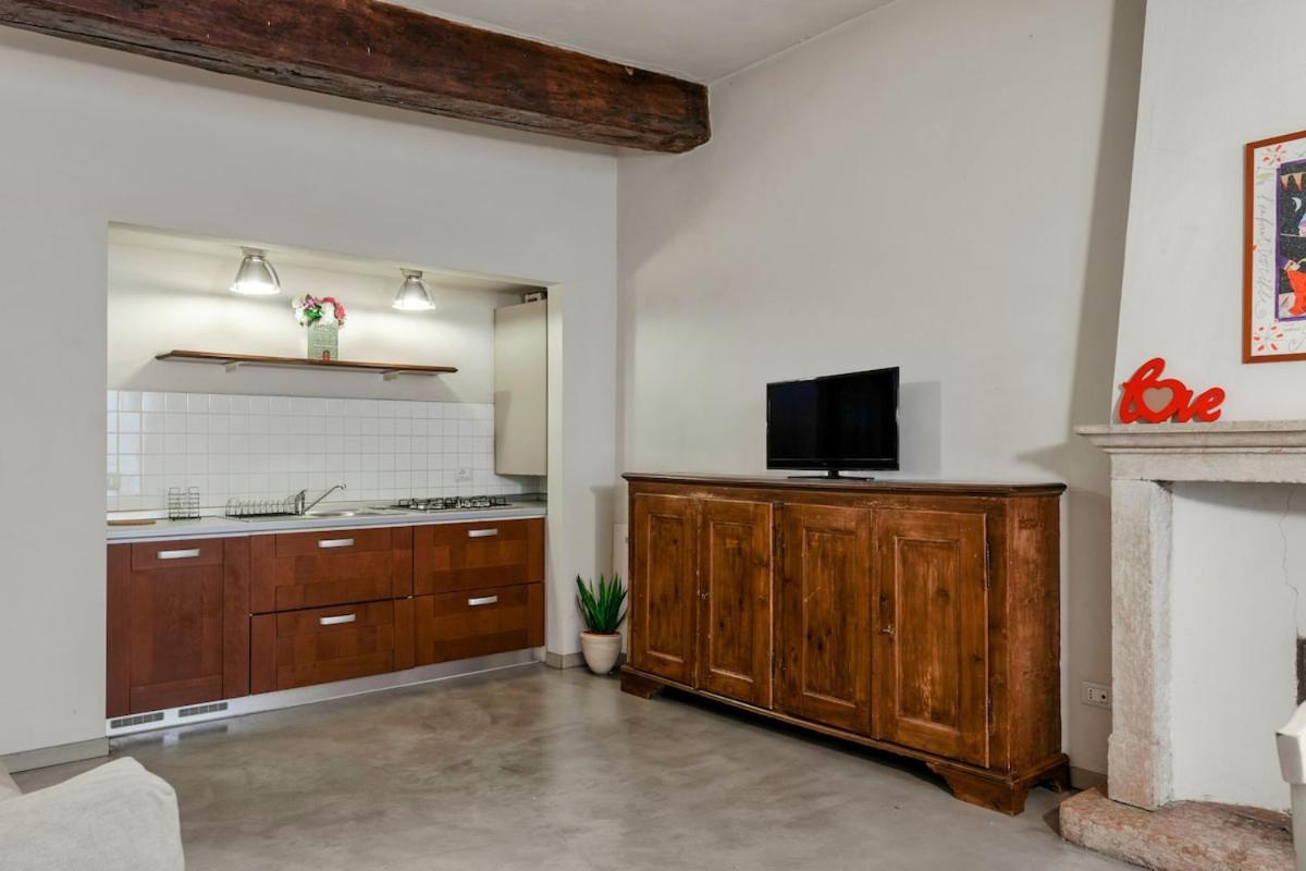HOST4U - LOGGIA Square Apartment in Brescia City Center Piazza della Loggia & Piazza Vittoria