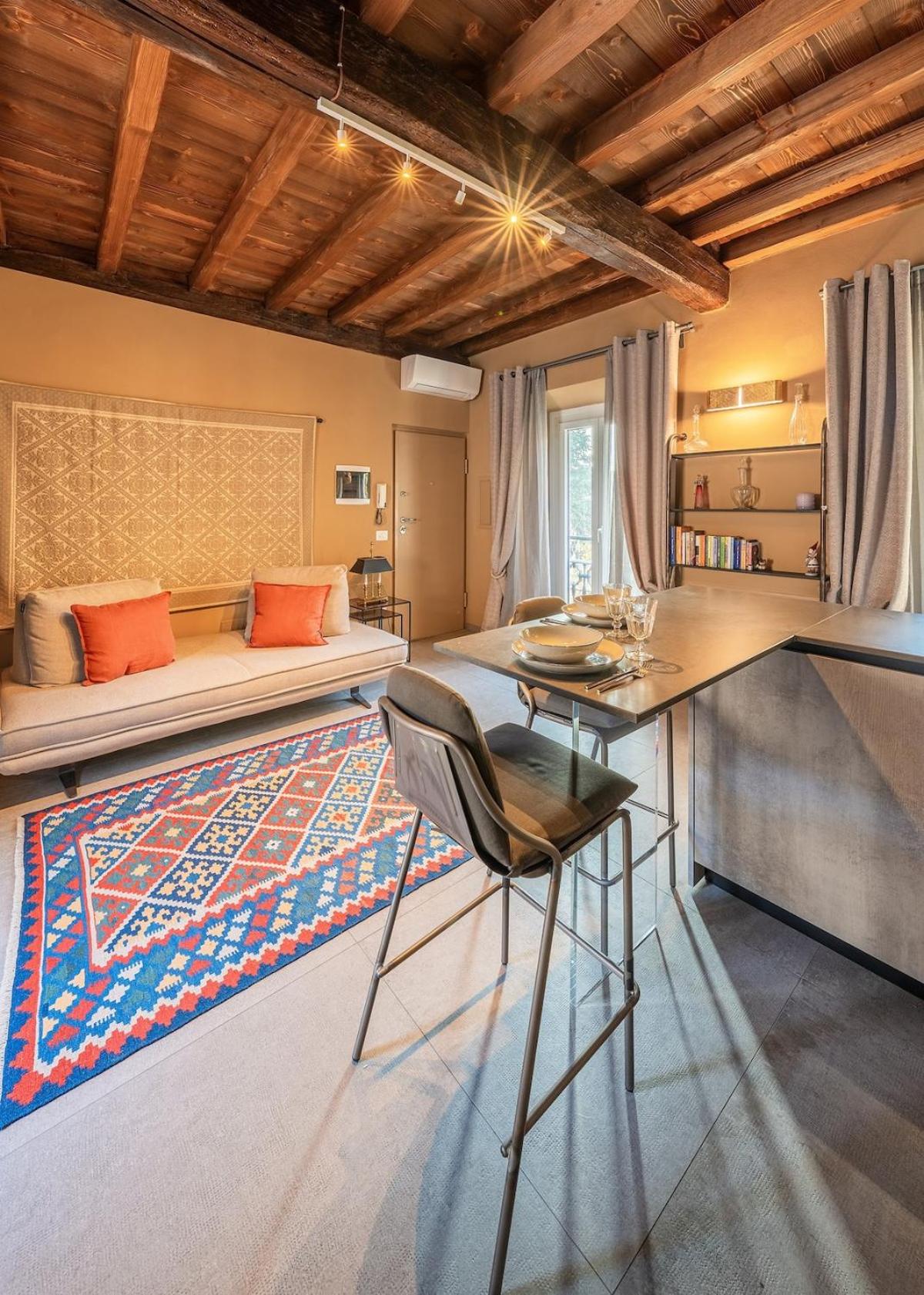 Happy Days - Pavia City - by Host4U -